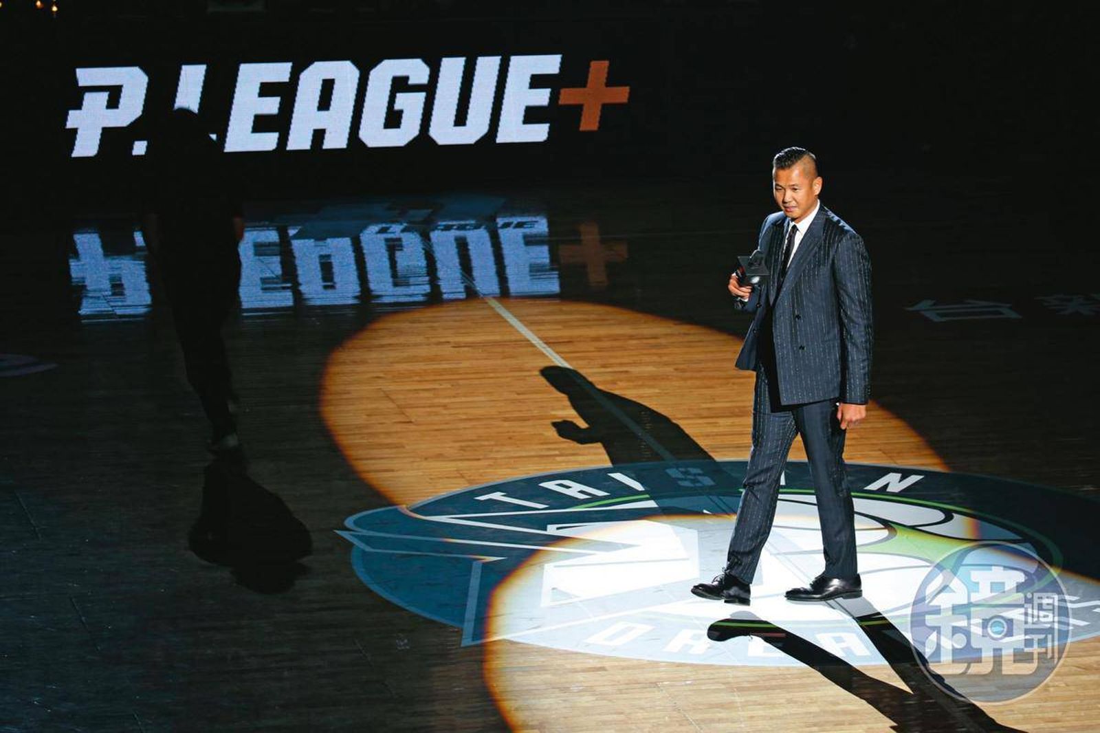 2021年底藝人陳建州創立的P. LEAGUE+ 職籃聯盟，在開幕戰前夕驚傳旗下球員未成年時期的偷拍影片遭外流。（圖／鏡週刊）