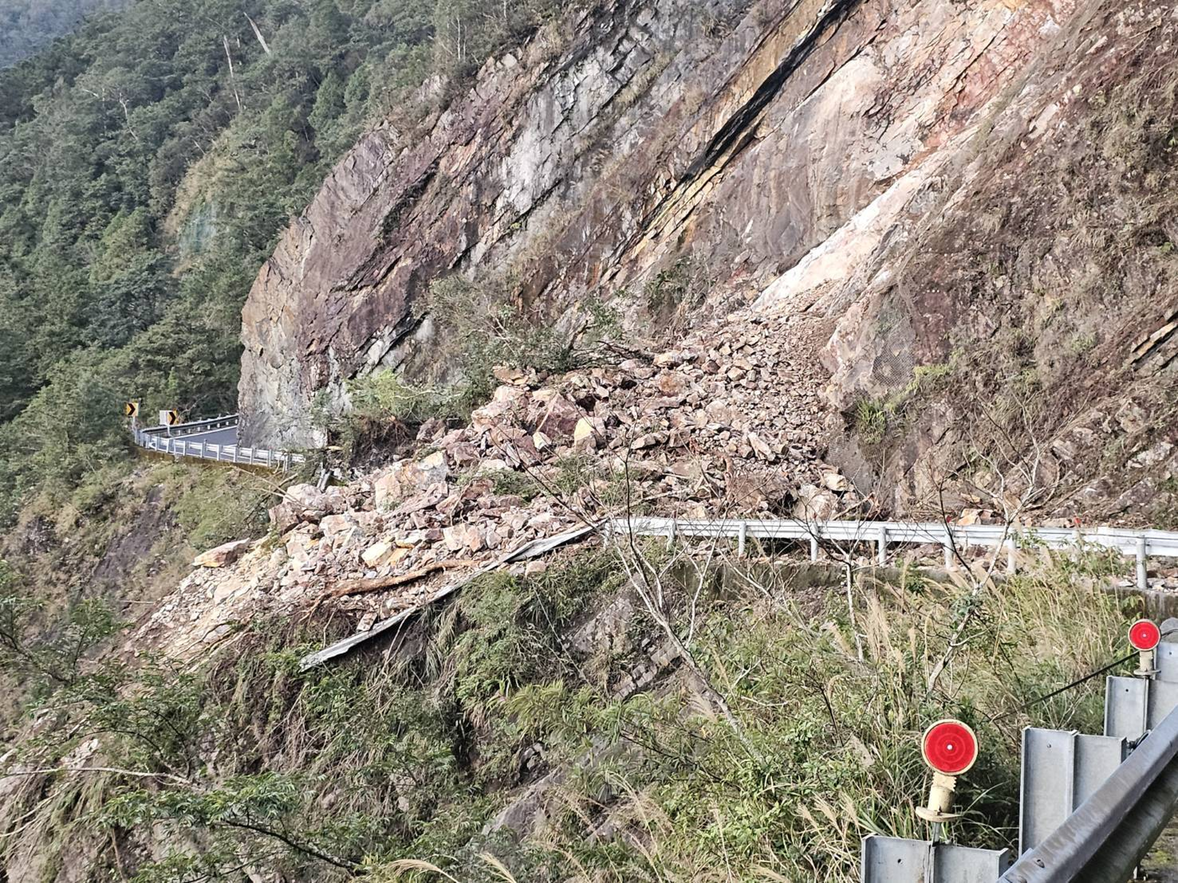 北橫明池路段大規模坍方畫面曝光。(取自公路局東區養護工程分局官網)