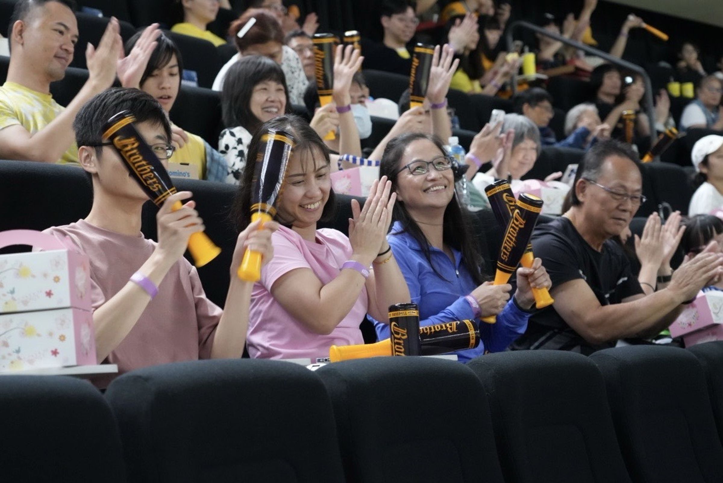台大醫院器官捐贈者家屬和醫護人員在大巨蛋觀賽,為中信兄弟熱血應援。(中信育樂提供)
