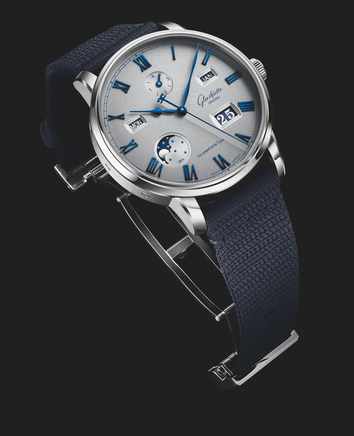Glashütte Original Senator Excellence Perpetual Calendar,這是全新小改款的大日期萬年曆,清楚簡潔的面盤佈局使所有曆法資訊一目了然。面盤也有紅金配奶油色,以及精鋼配電鍍灰兩種選擇,同樣具備立體金質時標。錶徑42毫米,而精鋼款除了纖維合成錶帶,更可選擇精鋼錶鍊,使這款萬年曆錶搖身一變成為鍊帶運動錶。防水50米。定價約NT$1,157,000(紅金款);NT$732,000(精鋼款)。