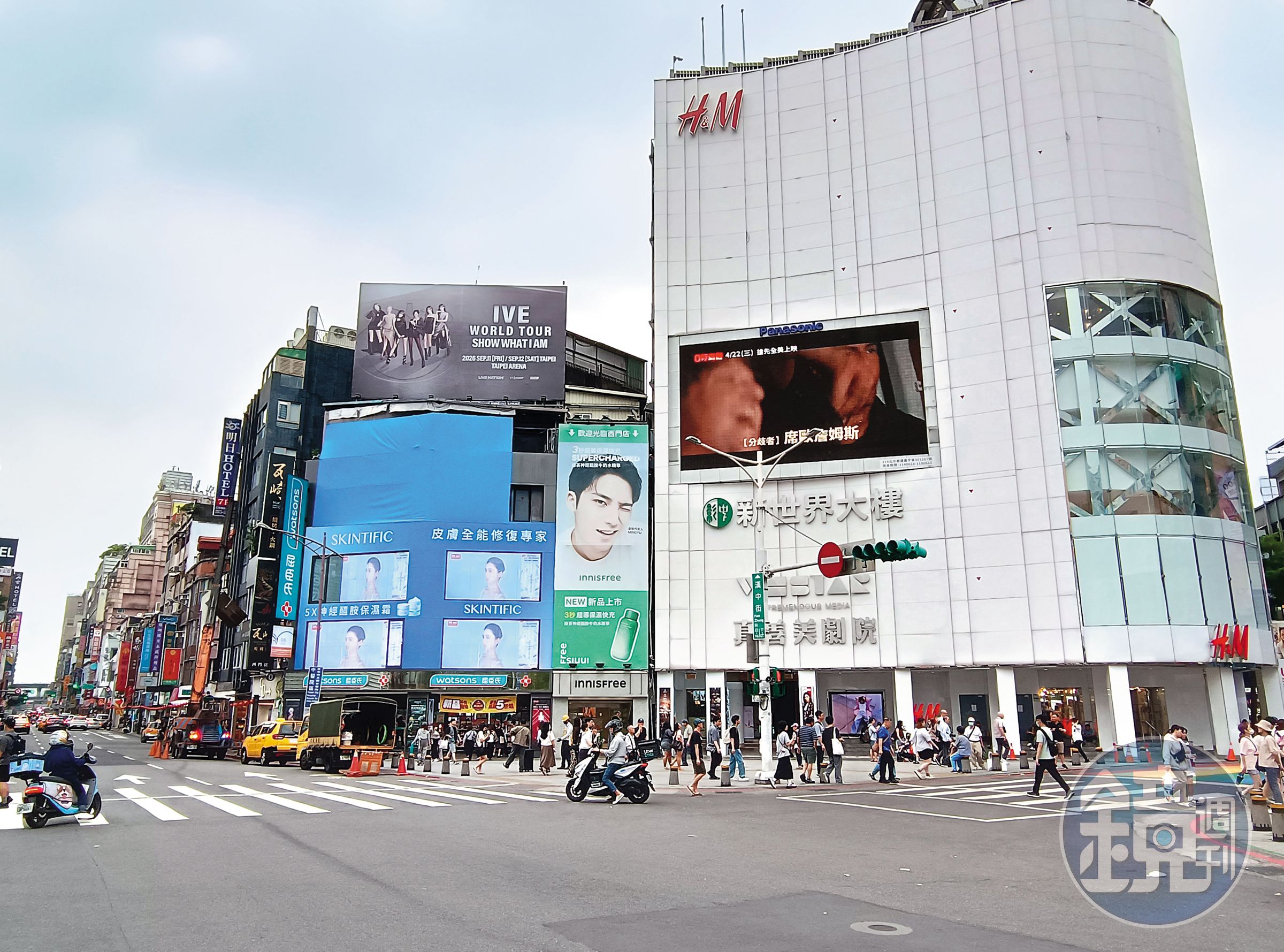 杜男騎機車回家途中身體不適,停在西門町路邊(圖)嘔吐,被警方誤認為酒駕。