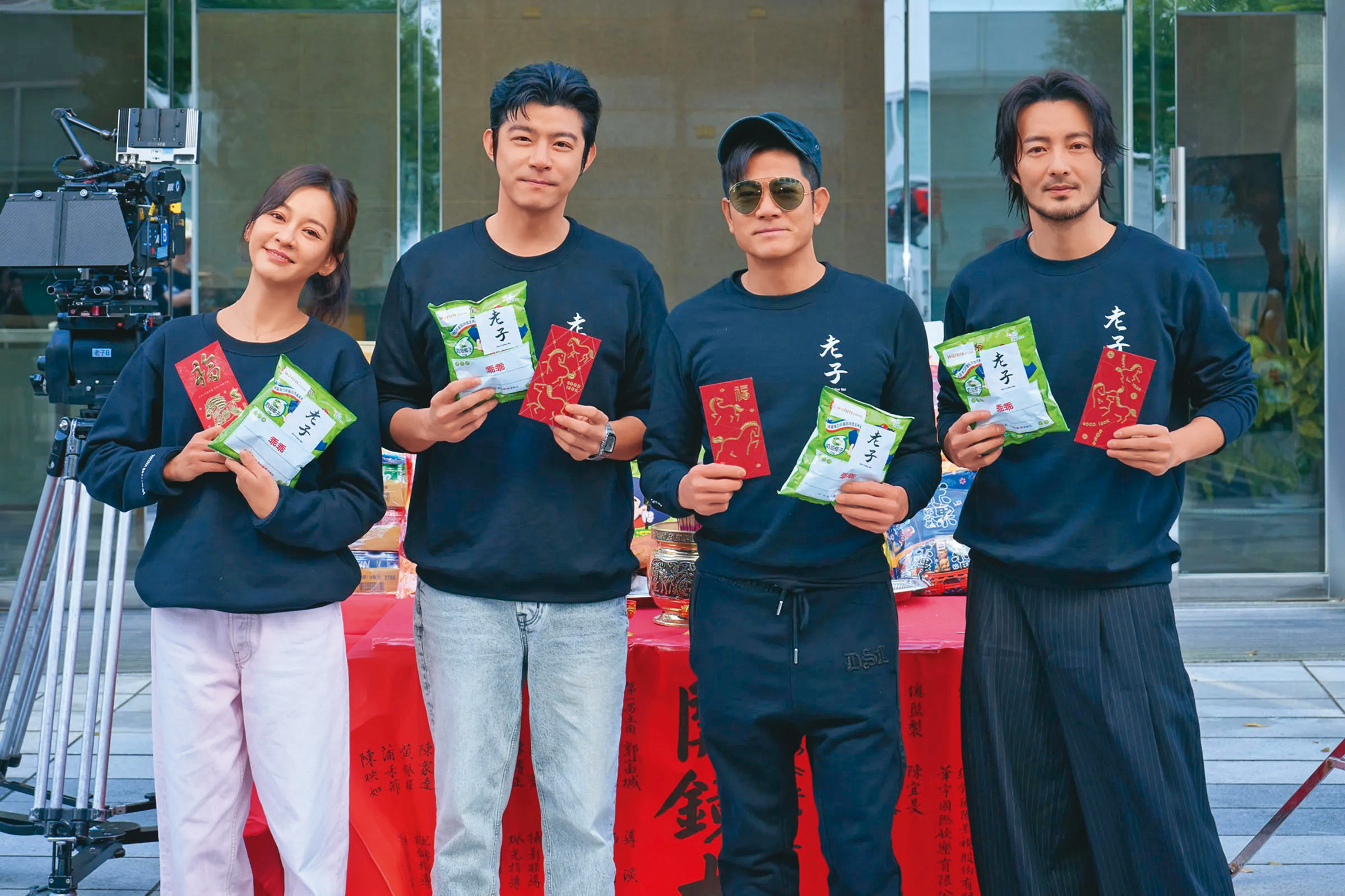 陳意涵(左起)今年1月底參與王柏傑和郭富城主演的電影《老子》。右一為古斌。(網銀國際提供)