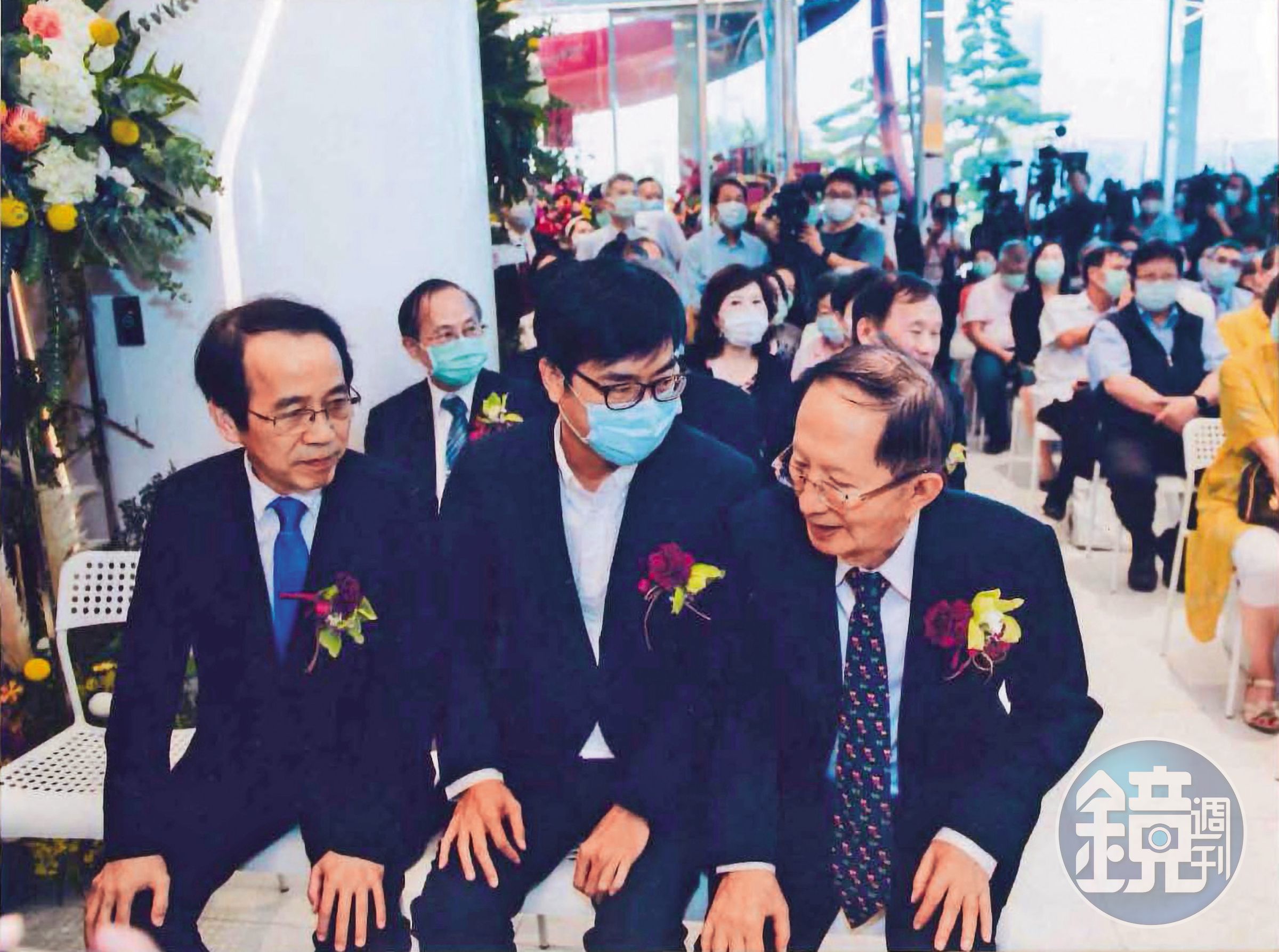 博田醫院開幕當天,高雄市長陳其邁(前中)、副市長林欽榮(前左)特別前來祝賀。(讀者提供)