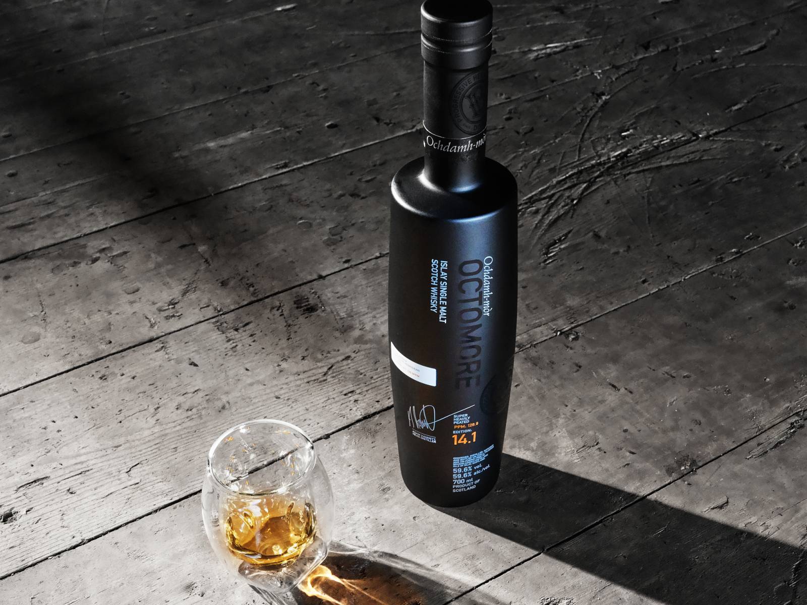 布萊迪酒廠發表全新超重泥煤OCTOMORE 14系列,這款Edition 14.1,以嚴選初次填充美國橡木桶於艾雷島歷時五年熟成,初聞煙燻香草與焦糖,入口後清新柑橘、太妃糖與炭烤咖啡豆,接著有煙燻泥煤、香草、青蘋果、椰子與杏仁片風味,展現酒體平衡感。泥煤酚值128.9ppm。建議售價約NT$4,260。