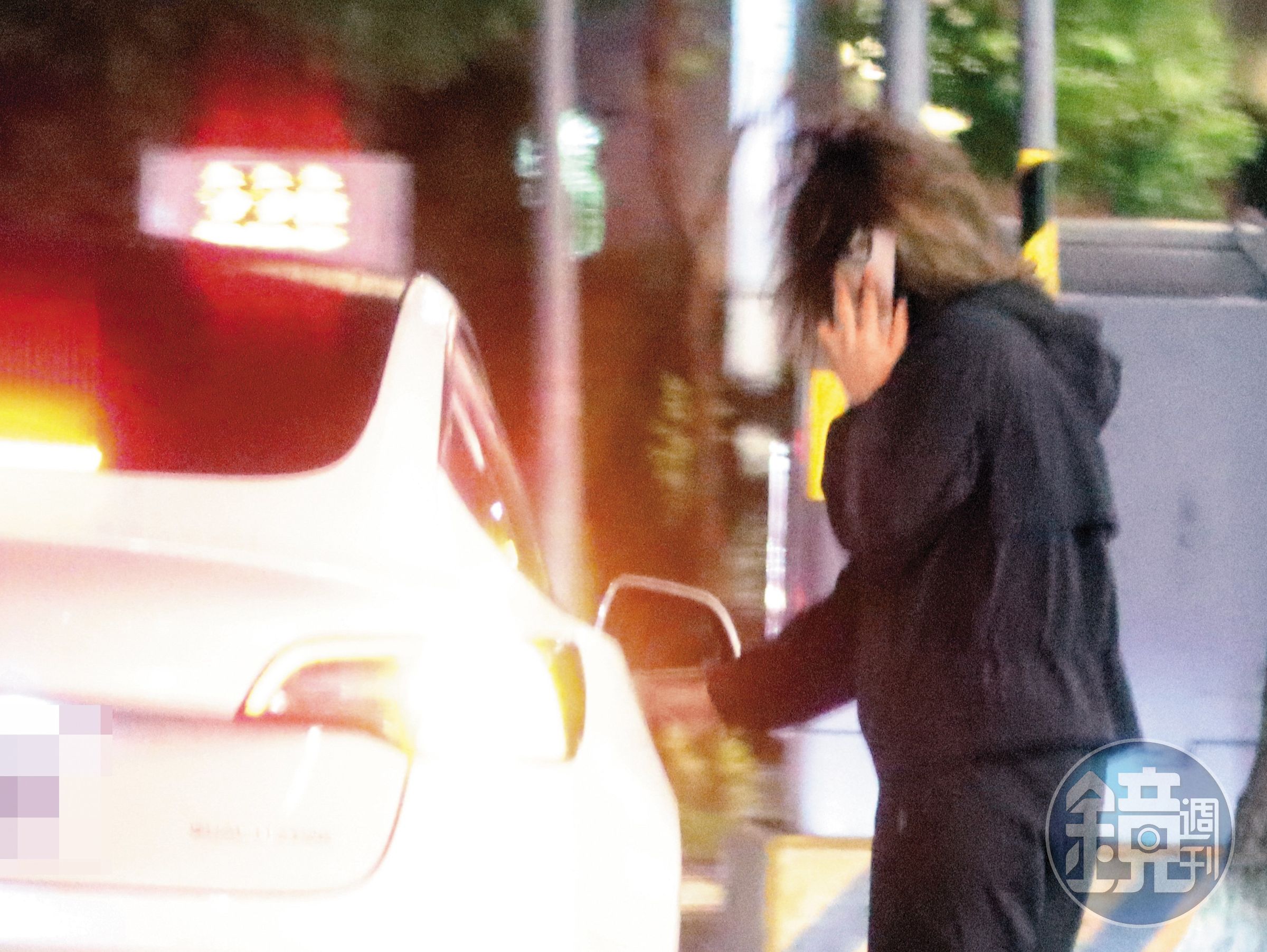 20:49 泡完湯的竇驍，被友人以同輛白色特斯拉載走後，又轉去接了一名熟女，然後消失在台北夜色之中。