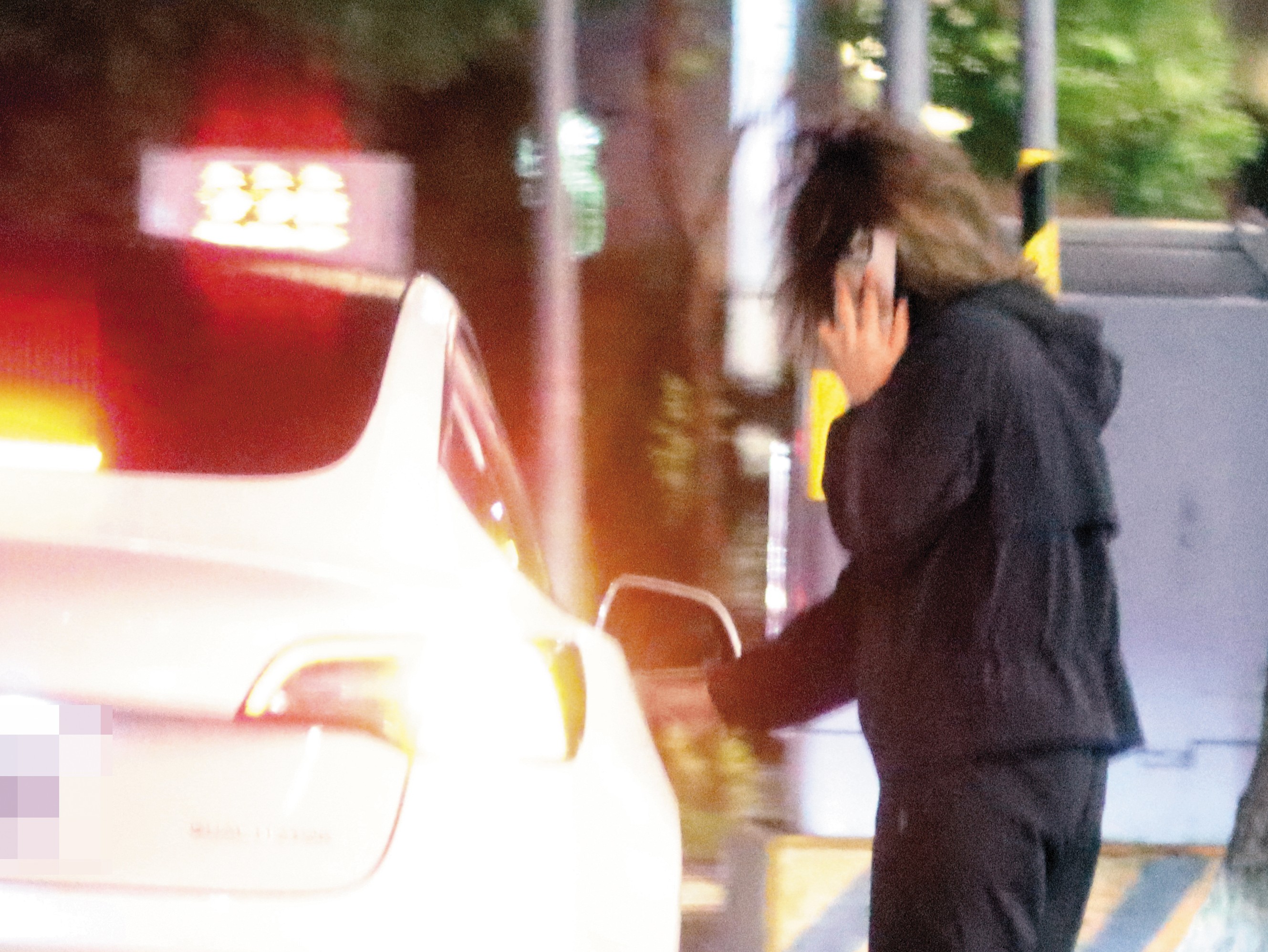 20:49 泡完湯的竇驍，被友人以同輛白色特斯拉載走後，又轉去接了一名熟女，然後消失在台北夜色之中。