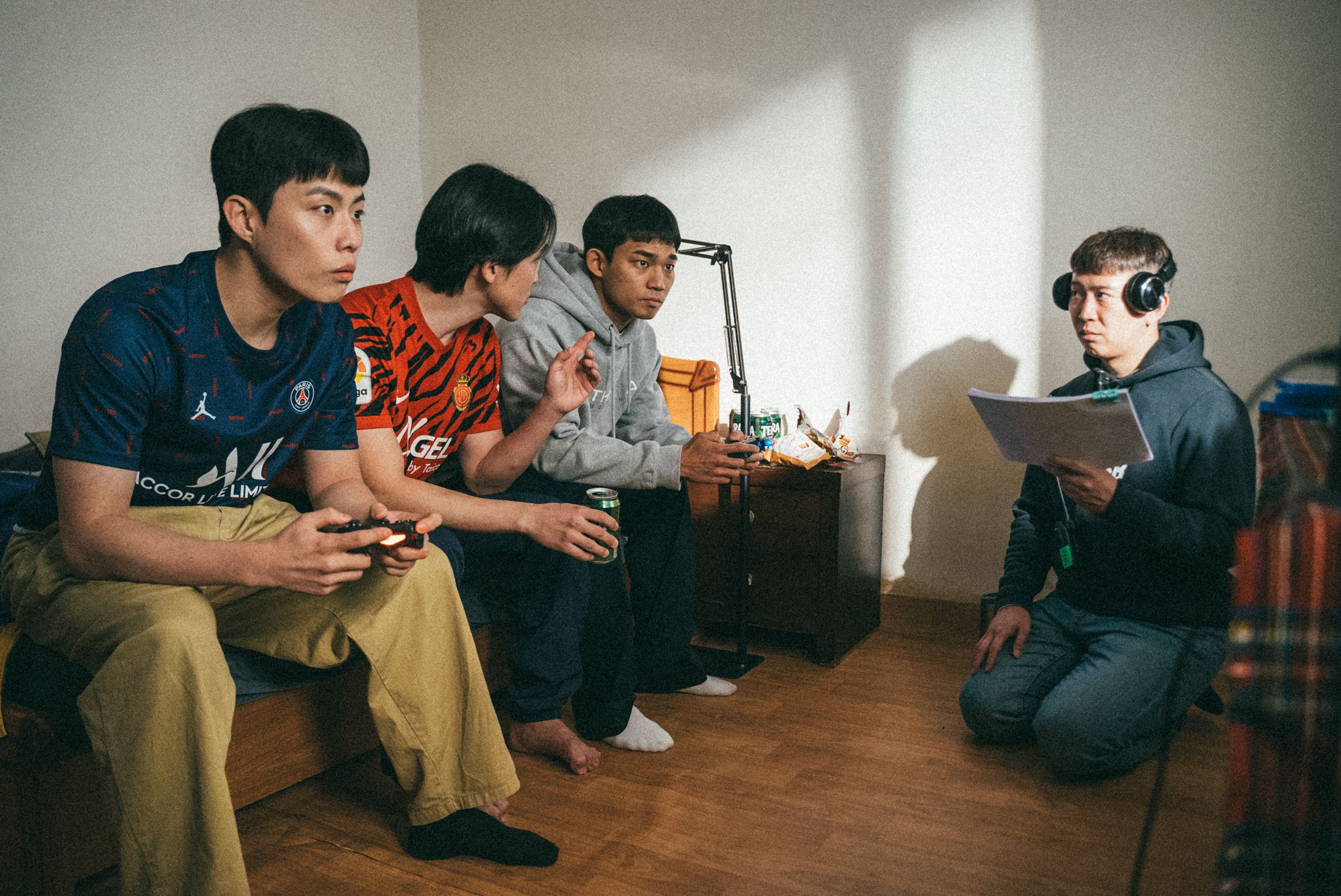 朴俊浩（右）導演利用過去與脫北者接觸的經驗創作《3670》，在拍攝現場也分享故事給演員。（好威映象提供）