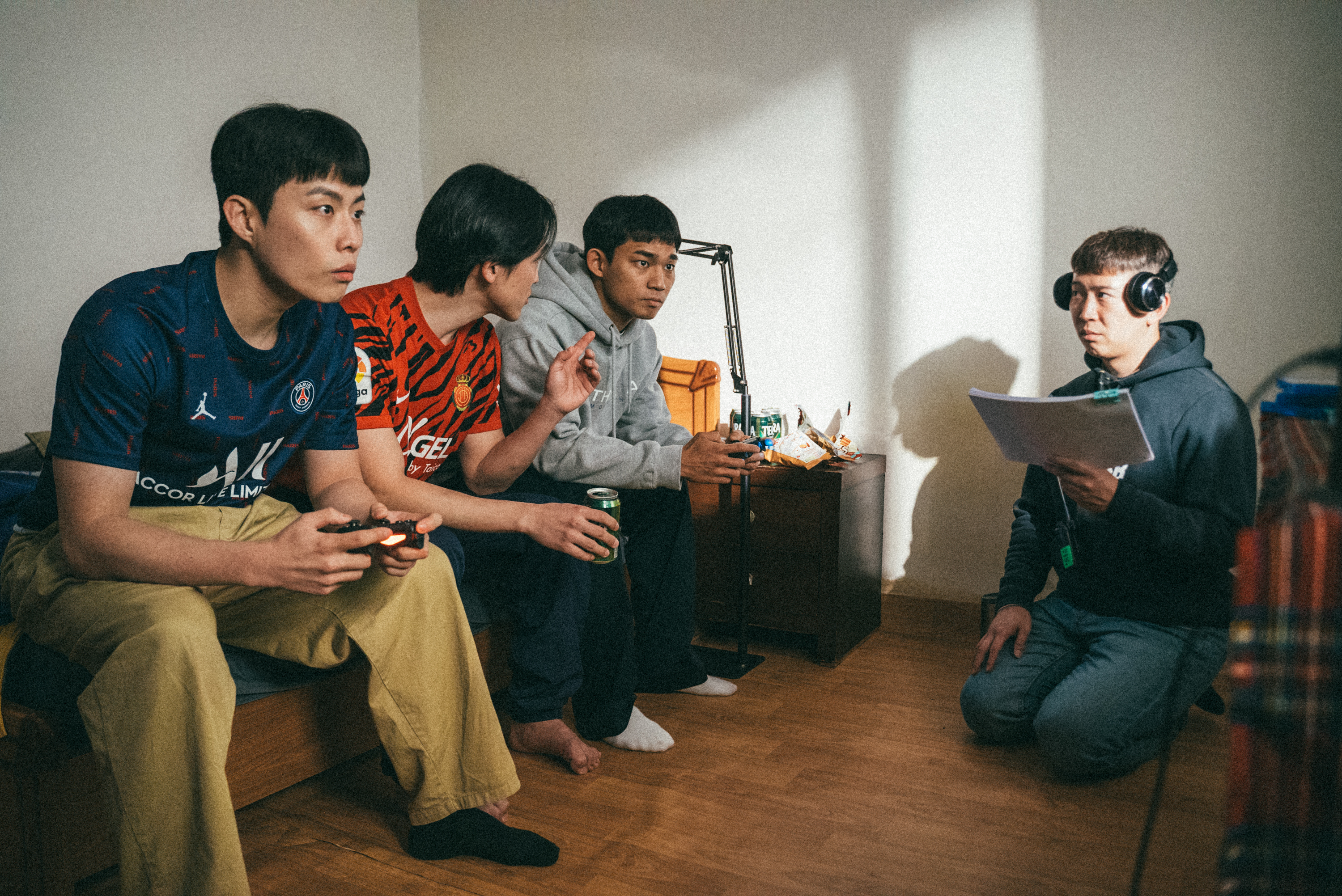 朴俊浩（右）導演利用過去與脫北者接觸的經驗創作《3670》，在拍攝現場也分享故事給演員。（好威映象提供）