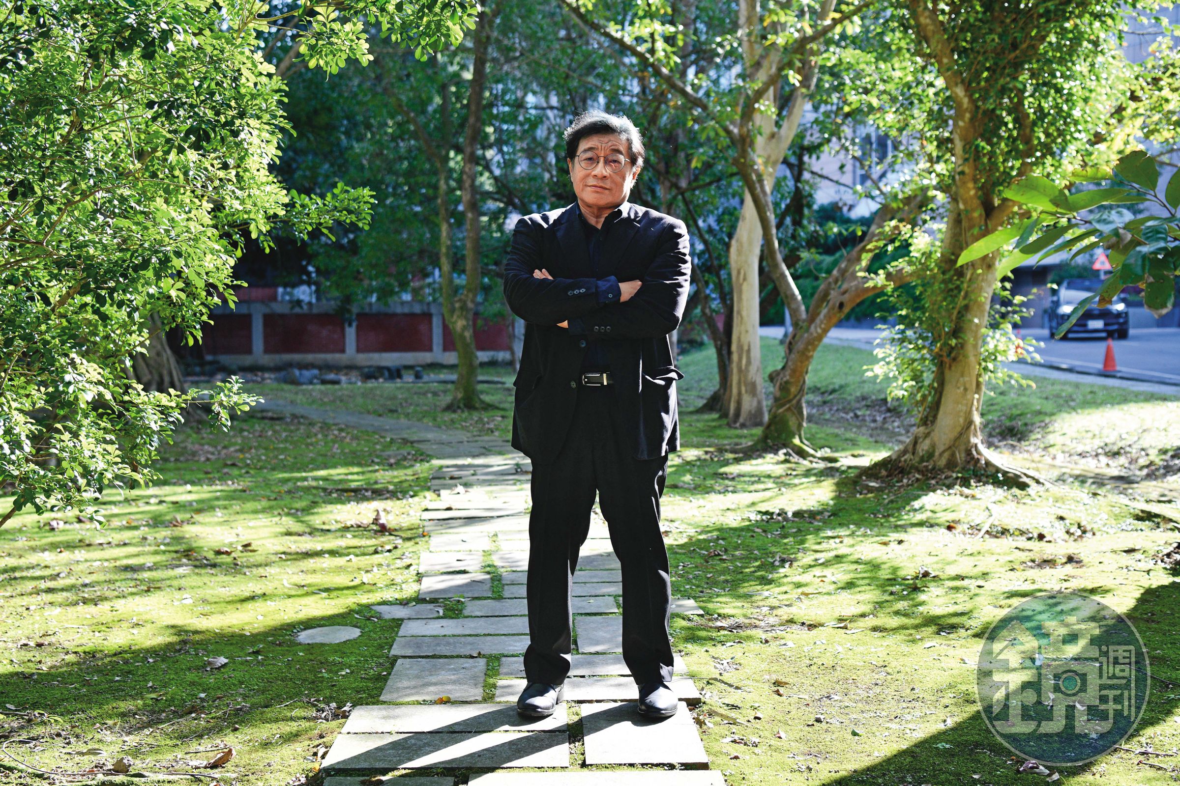 弟弟吳豪人戲稱吳叡人(圖)總是很嚴肅,形象像一尊銅像。