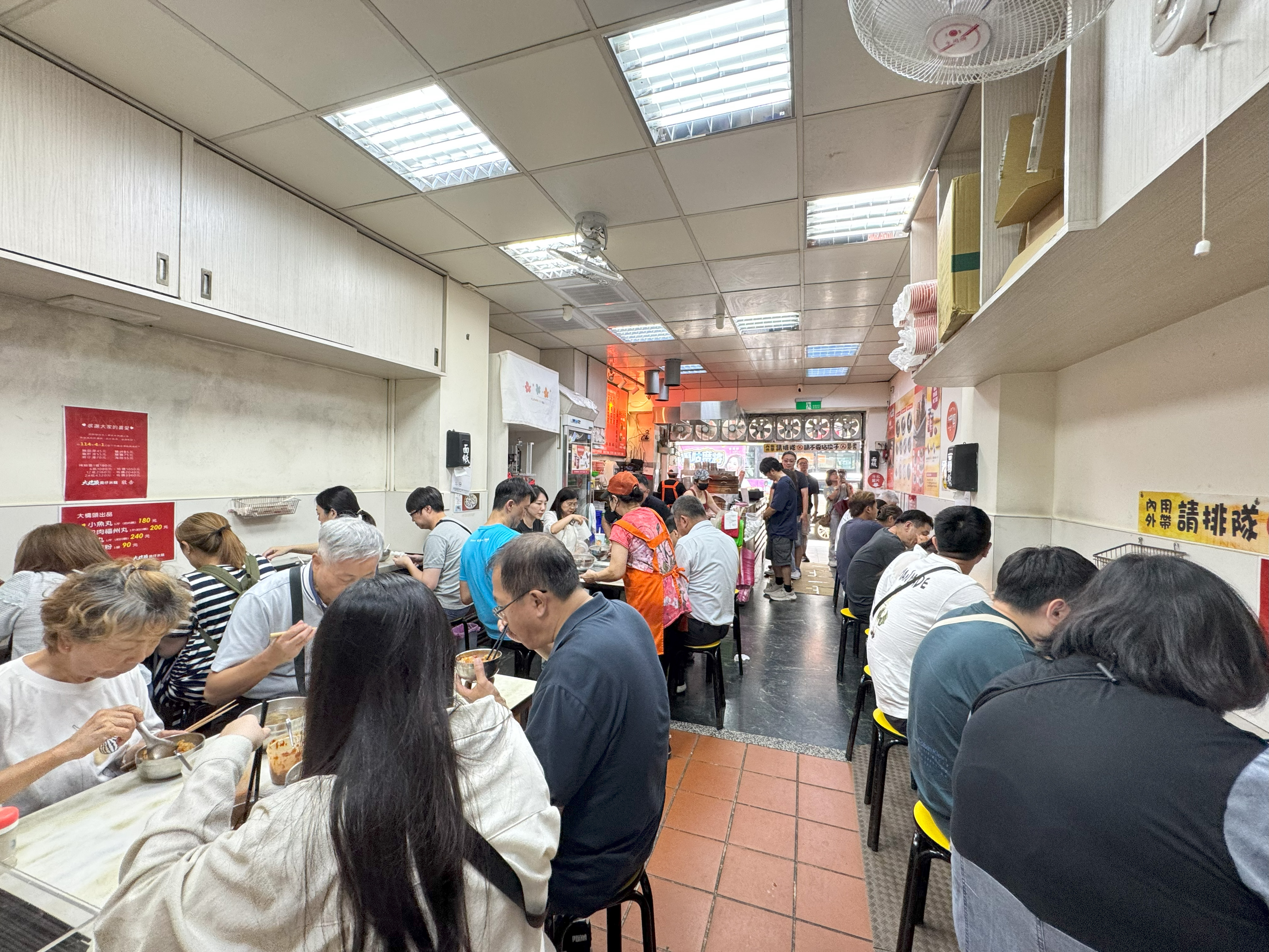 用餐時間店內永遠座無虛席。