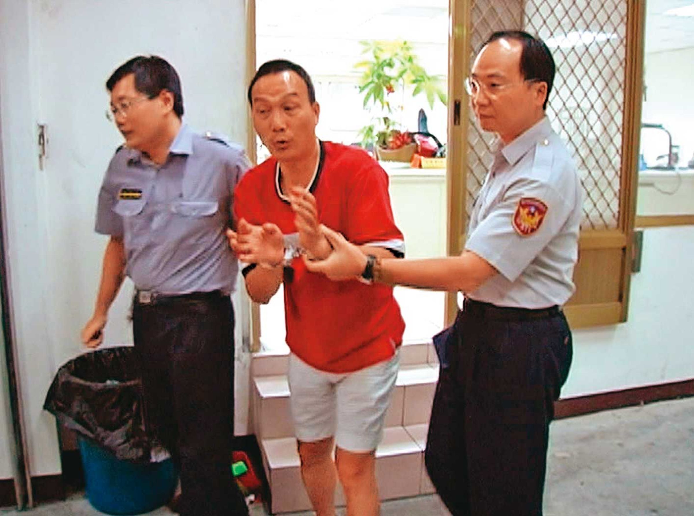 林旺仁（中）懷疑坐檯陪酒的妻子另結新歡，所以到卡拉OK店縱火。（東森新聞提供）
