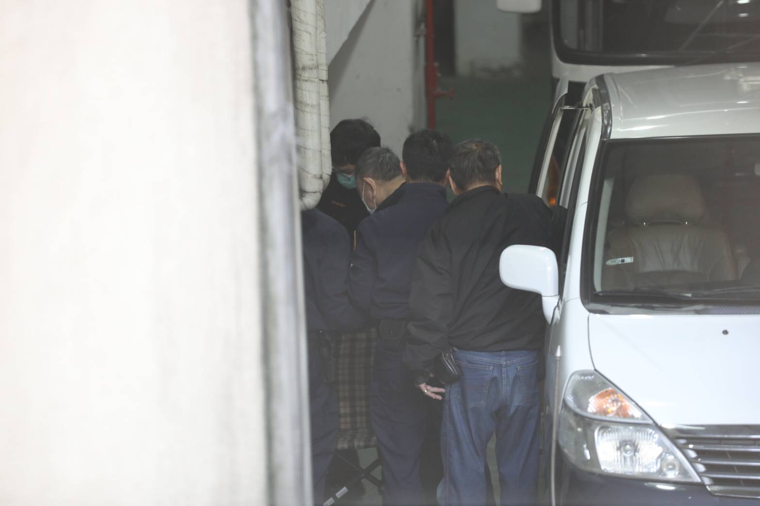 沈慶京沒有坐上所方特別準備的輪椅，自己行走。