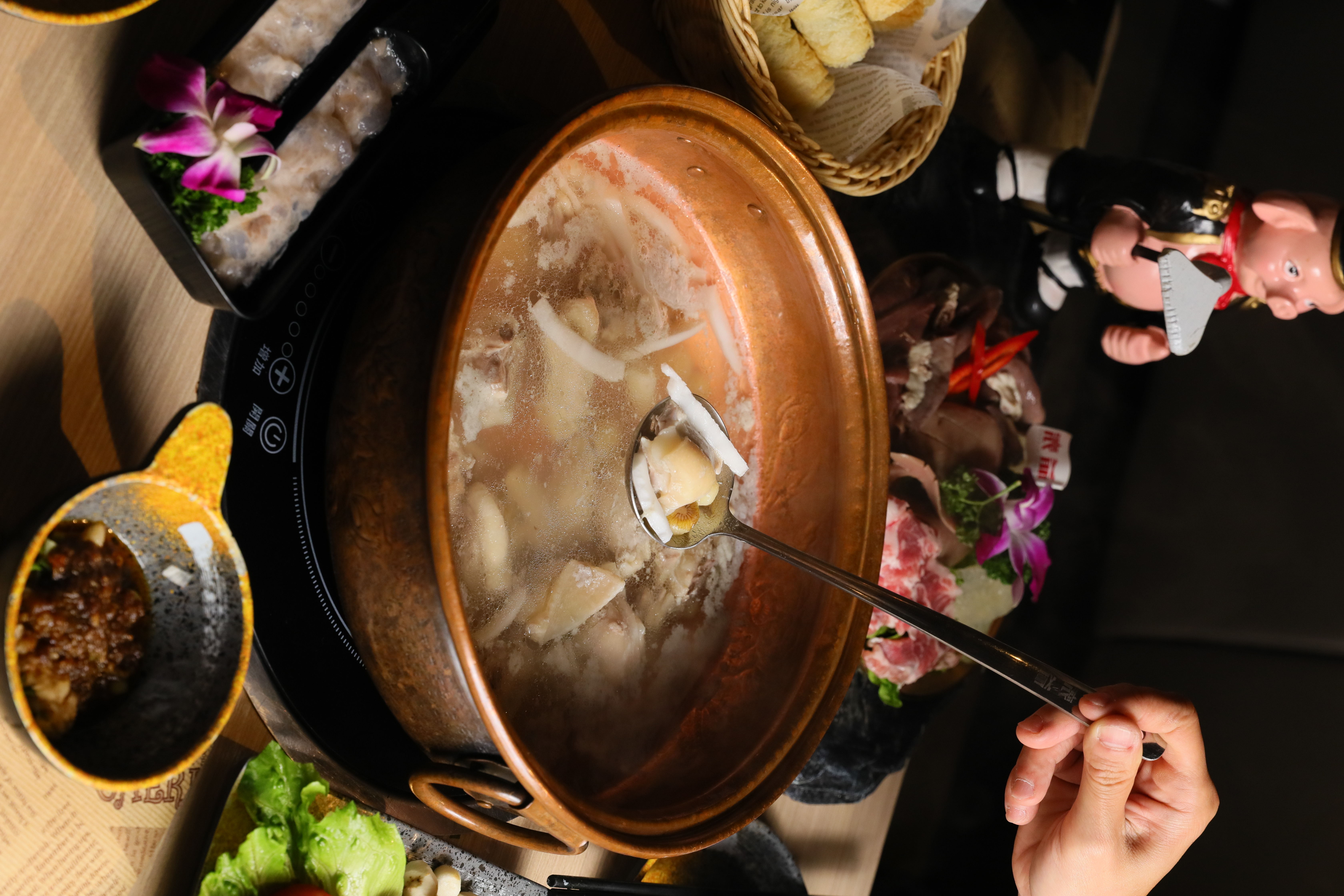 「招牌椰子雞鍋」的湯頭清甜甘美,讓人回味。(鍋底港幣248元/份)