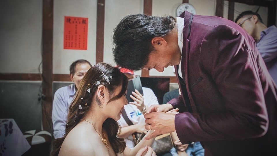 徐若熙昨晚宣布已與未婚妻完成訂婚,並大方曬出多張甜蜜合照。(翻攝自徐若熙IG)