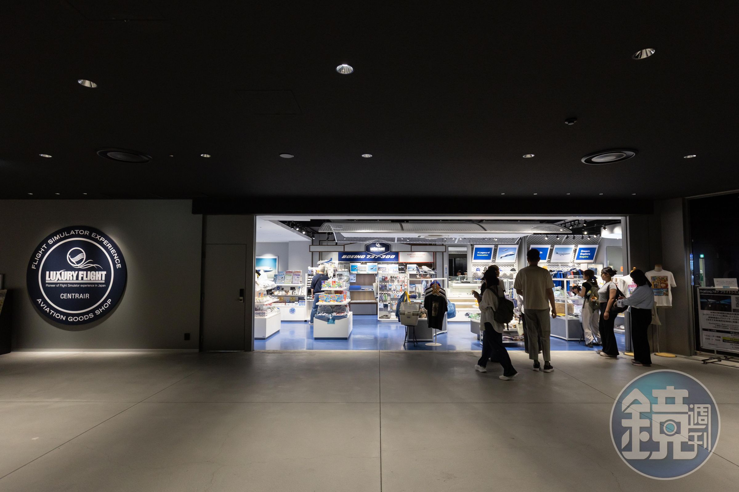 波音專賣店販售各式官方授權航空周邊商品，從模型飛機到紀念品一應俱全。