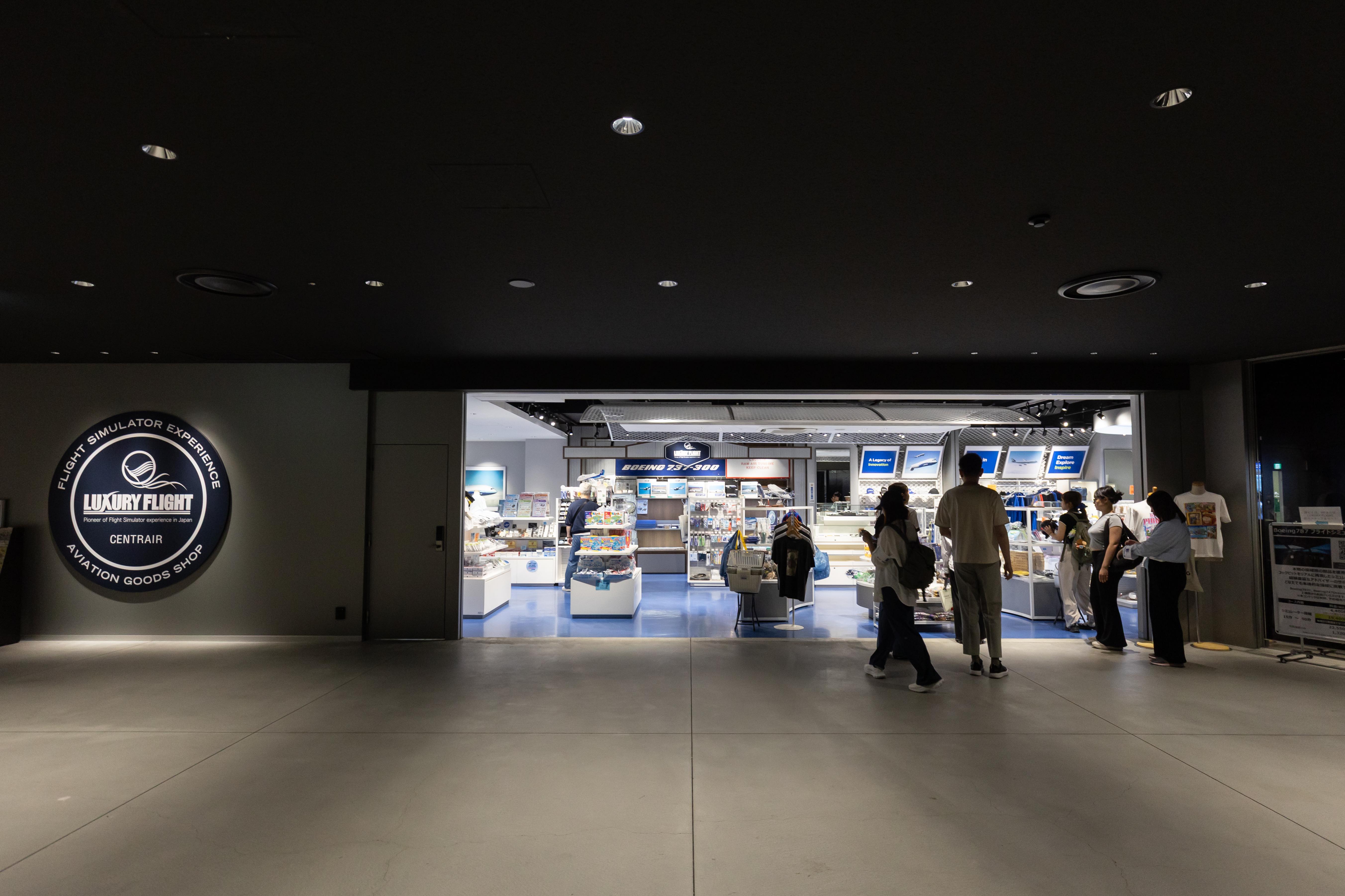 波音專賣店販售各式官方授權航空周邊商品，從模型飛機到紀念品一應俱全。
