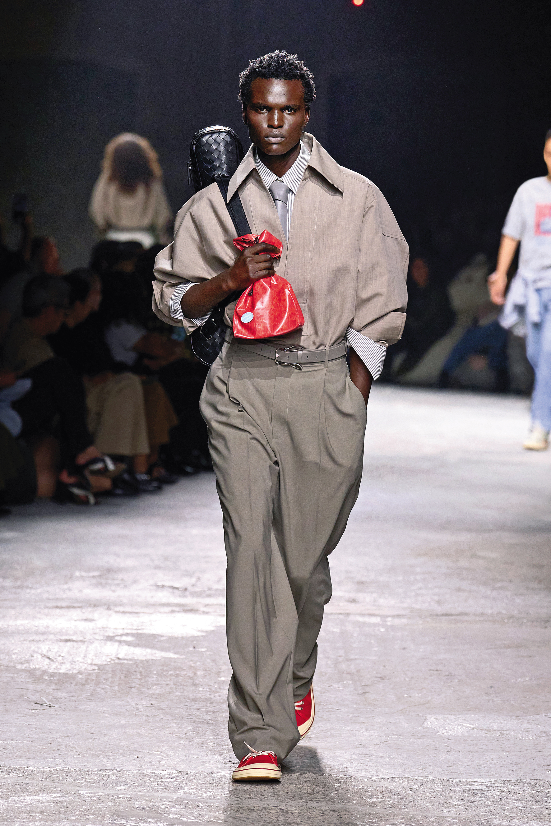 2025年春夏服裝發表會上，Model穿著ELIOT休閒鞋走秀。NT$31,500（BOTTEGA VENETA提供）