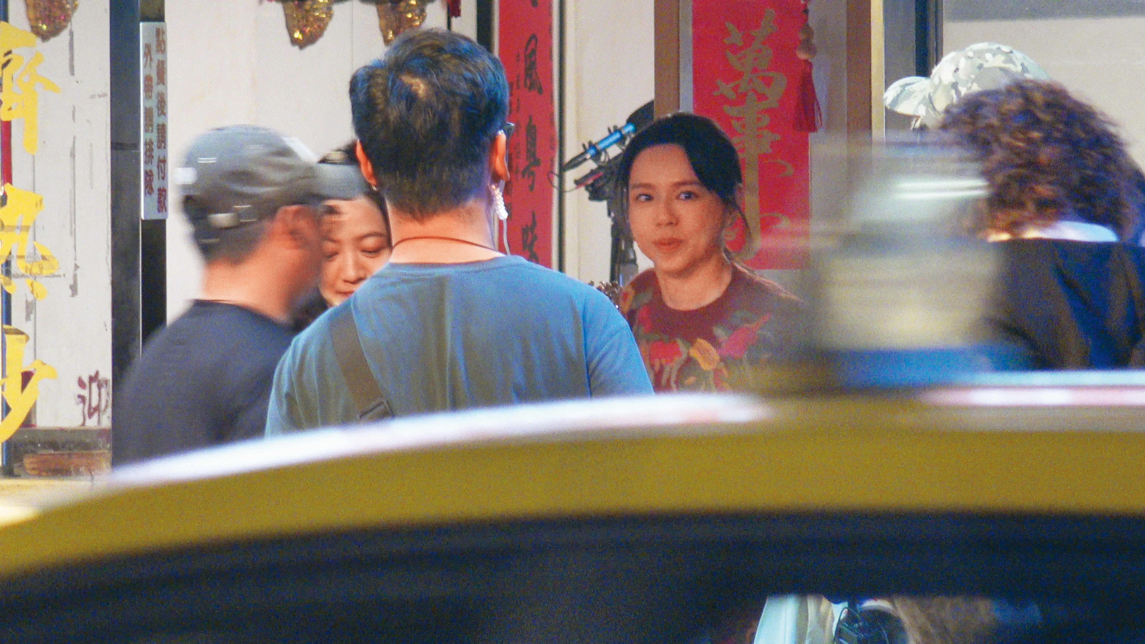 19：45準媽媽夏于喬（右）挺著孕肚來客串演出，就算懷孕也不能放過與天王對戲的機會。
