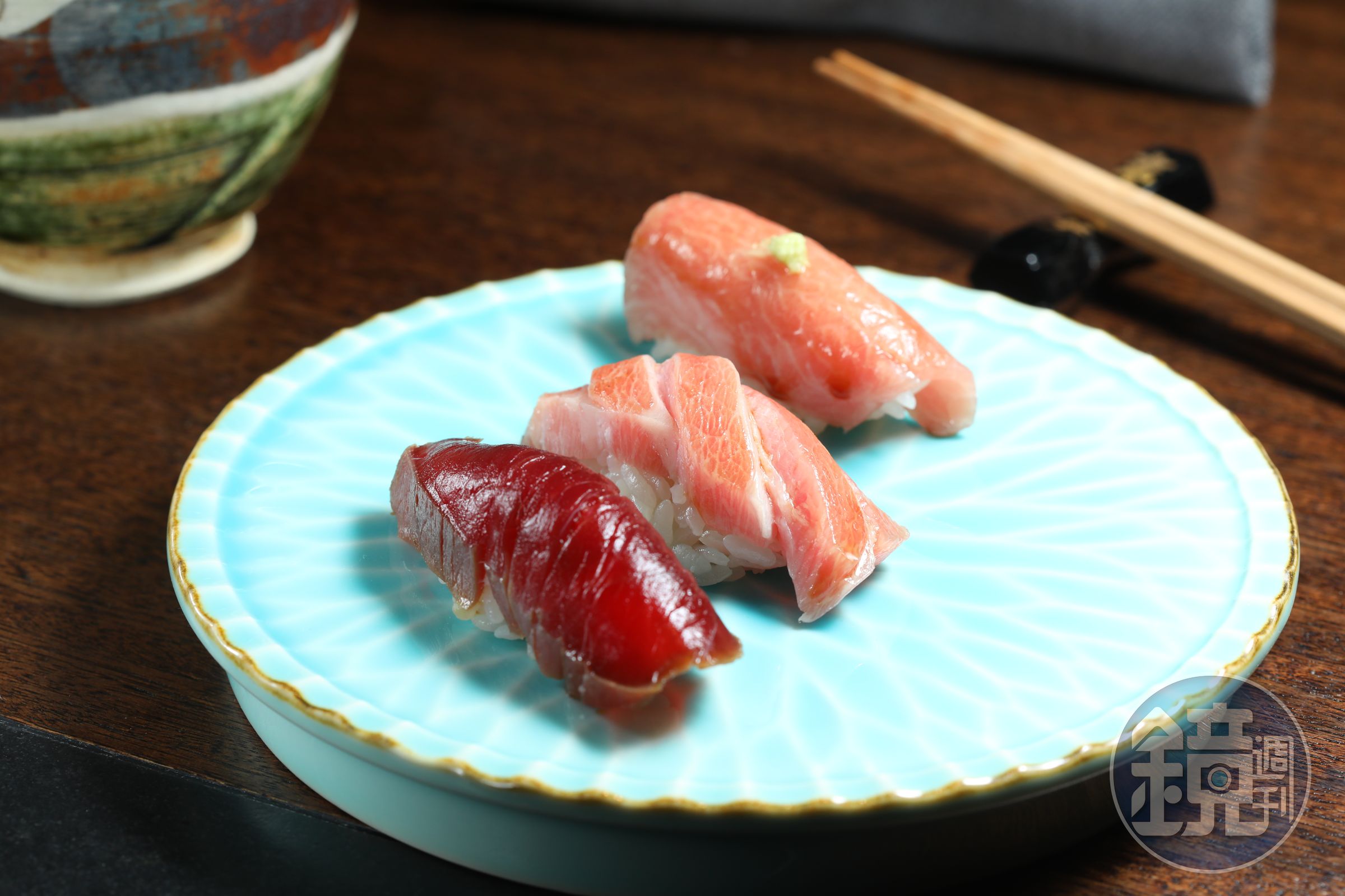 三貫握壽司由赤身、中腹吃到大腹，充分彰顯主廚的技巧。