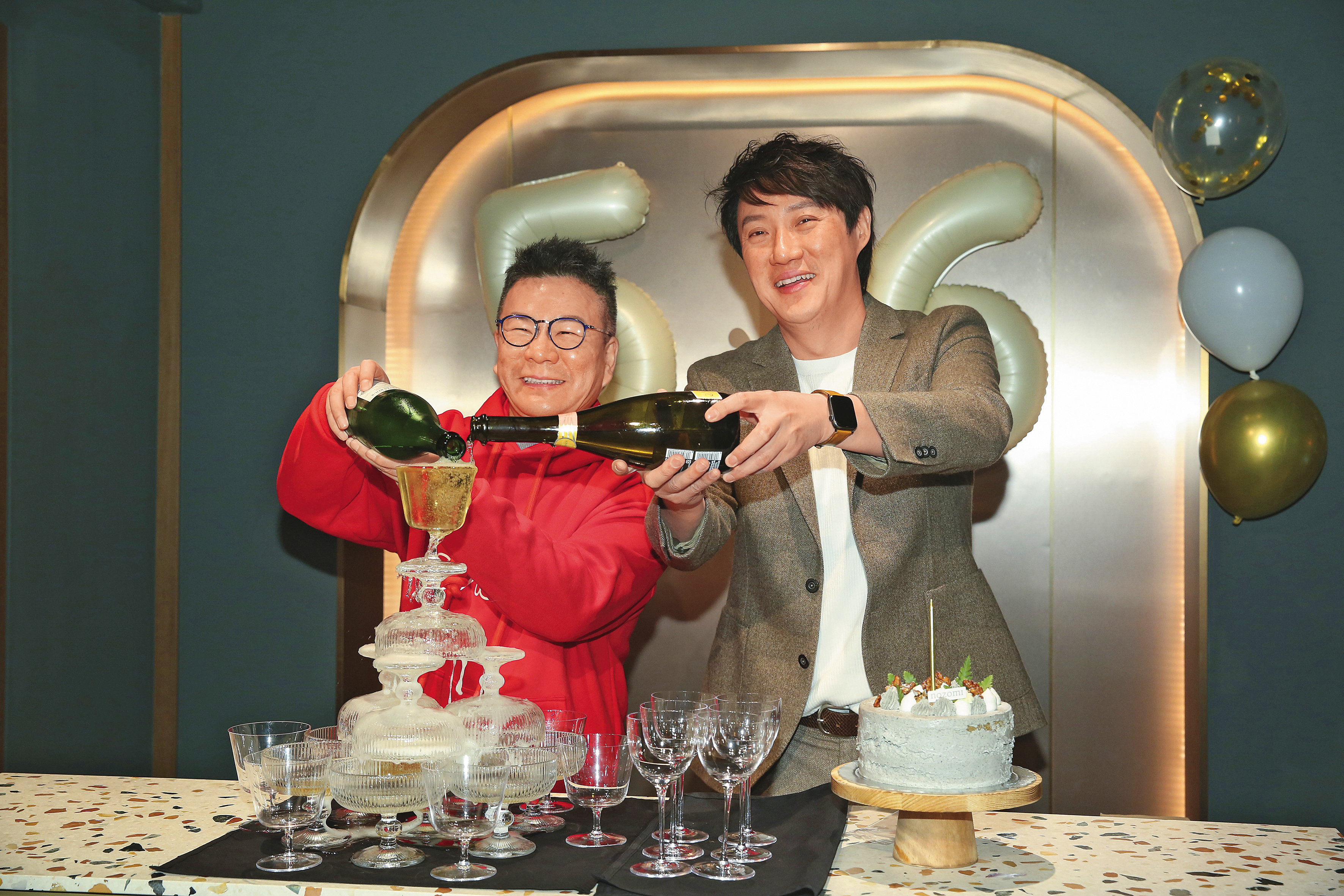 2023年沈玉琳（左）除了為自己56歲的生日宴辦記者會，還替錢毅（右）新開的餐酒館站台，可見他擁有一定的媒體關注度與商業魅力。