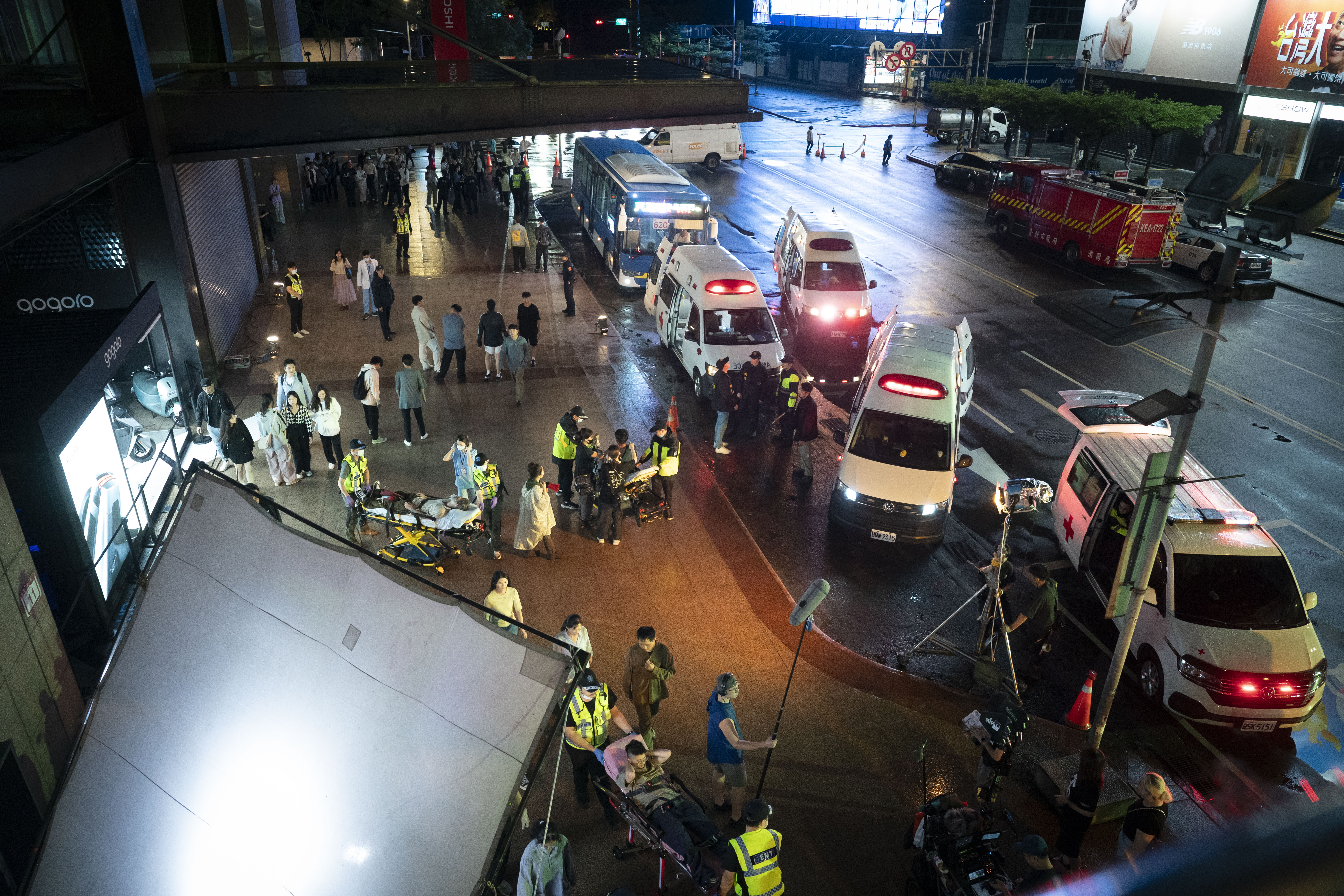 《96分鐘》的劇組在台北市信義計畫區封街拍攝， 每天動員的工作人員和群演逾千人。 （華影國際提供）