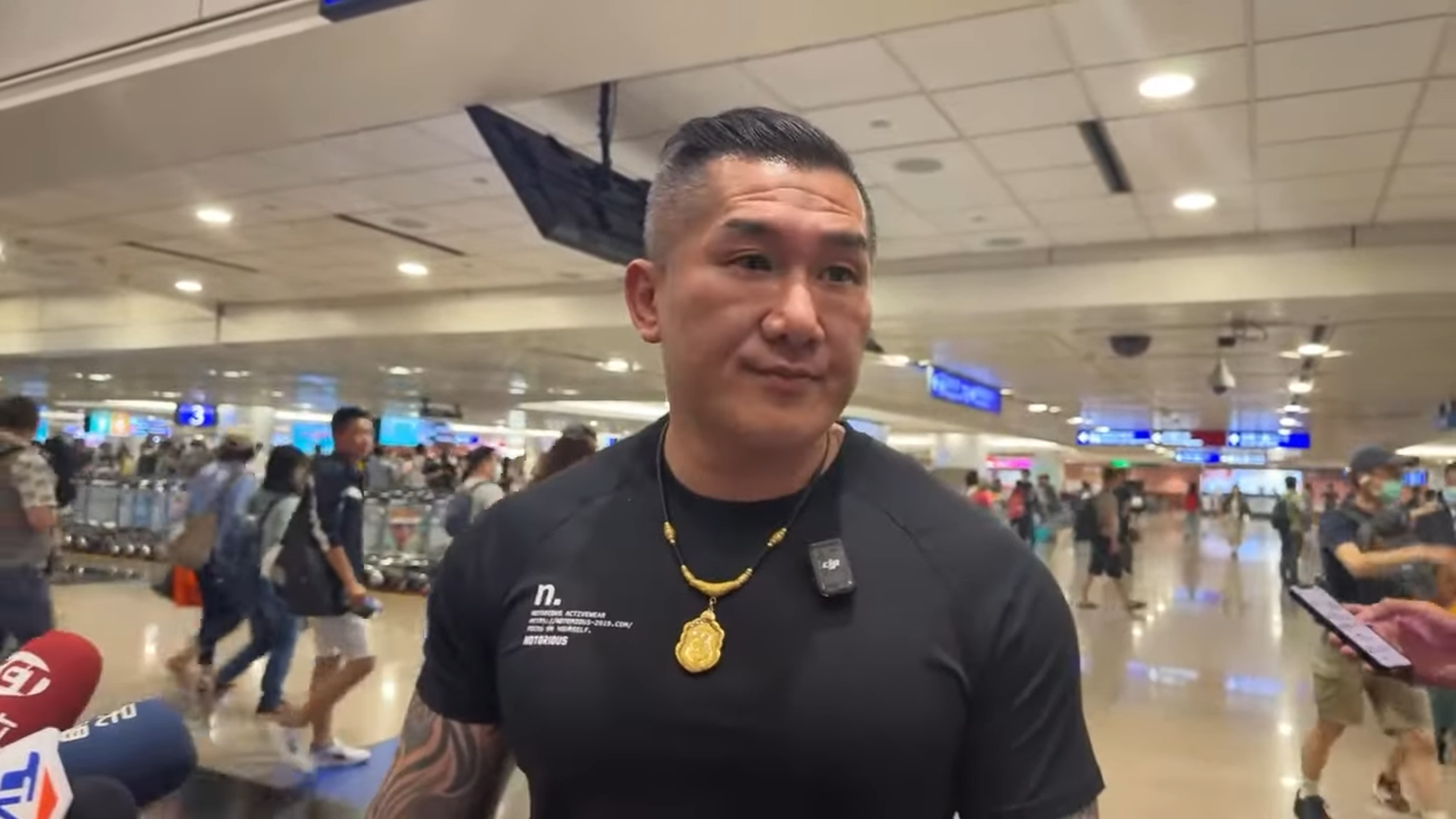 館長15日深夜搭機返台，下機聽聞疑似有人要對他丟東西，狠嗆「我他X等你啦青鳥」。（翻攝自館長惡名昭彰直播）