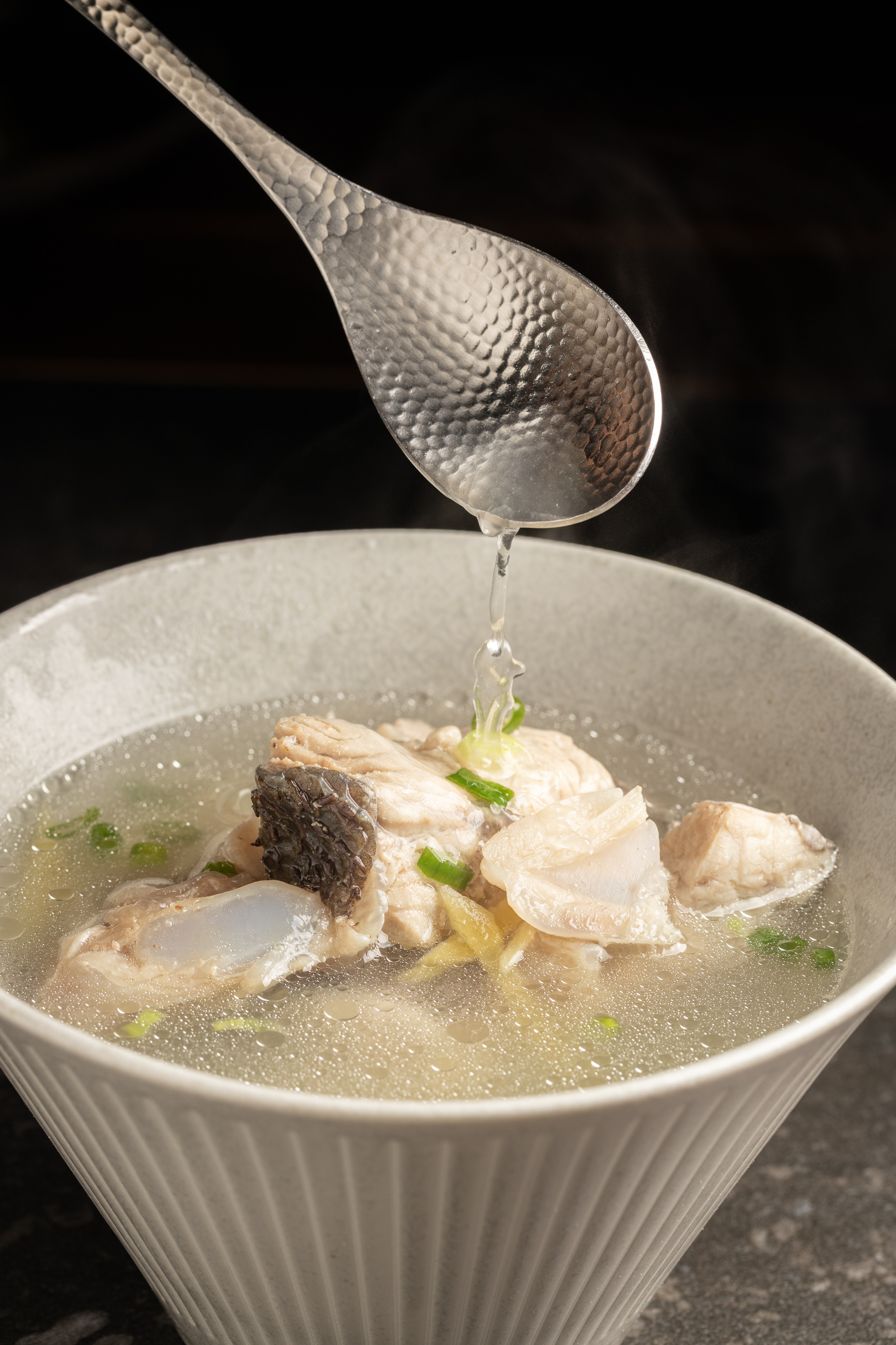 「鮮魚湯」每日能吃到什麼魚都不一定，長尾鳥魚的魚頭熬湯，簡單加上味噌與薑絲就很鮮甜。（120元／碗）