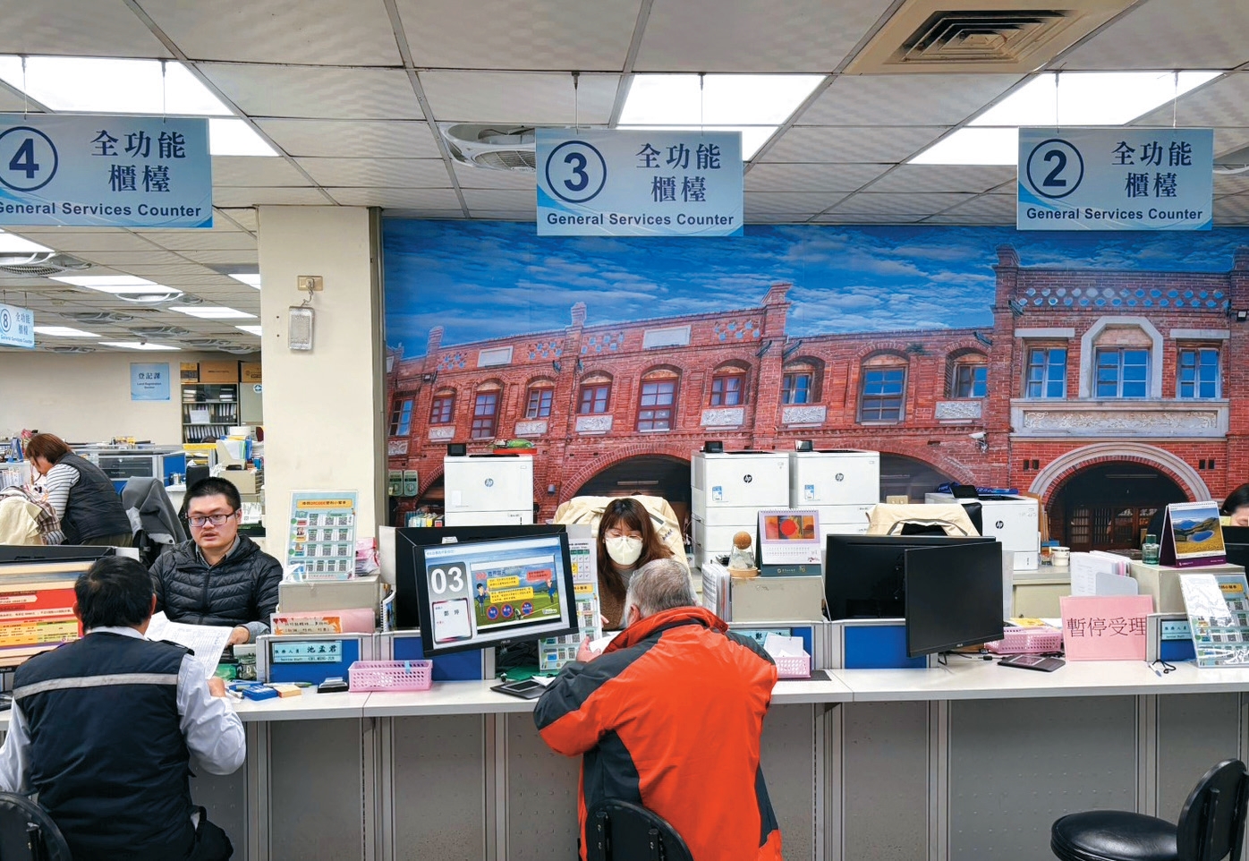 114年啟用新湖地政所全功能櫃檯，方便民眾一站完成謄本申請、登記、實價登錄等服務。（圖／新竹縣政府）