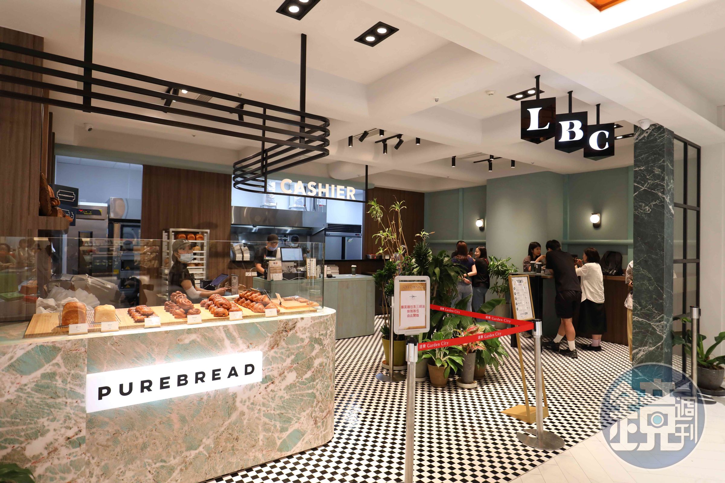PUREBREAD Bakery與LBC同步進駐，僅提供外帶與立食區。