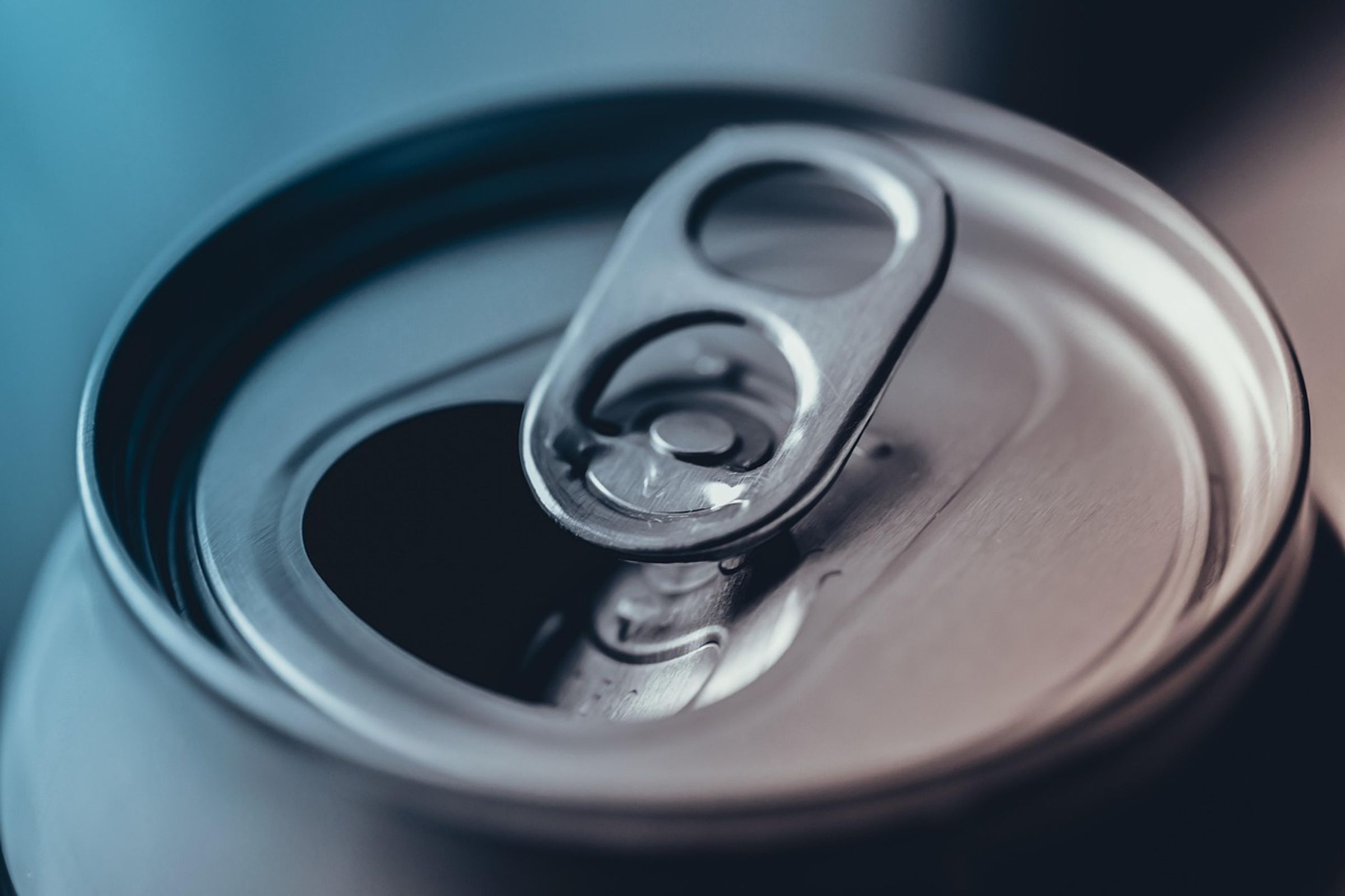 國中生喝完陌生人送的碳酸飲料後感到身體不舒服,隨即被送醫治療;示意圖。(Pixabay/Image by AJS1)