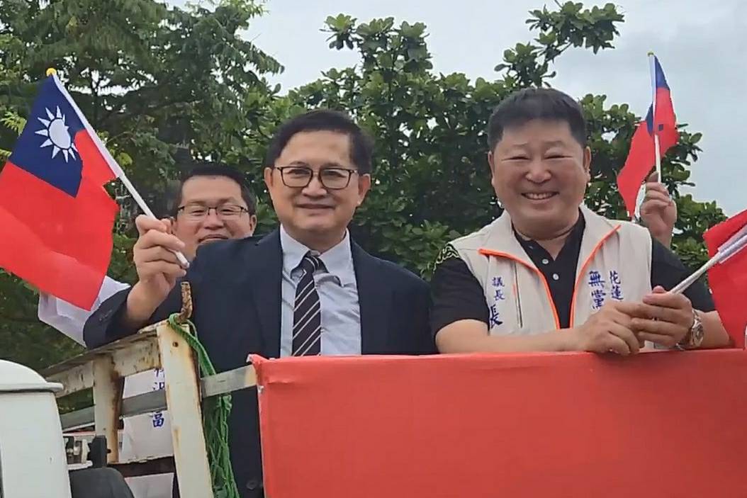 童子賢表態支持罷免傅崐萁,今與花蓮縣議長張峻一起掃街宣傳。(鏡新聞)