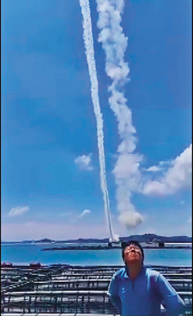 中共在裴洛西離台後發動大規模軍演，甚至發射東風飛彈飛越台灣上空。（翻攝自微博）