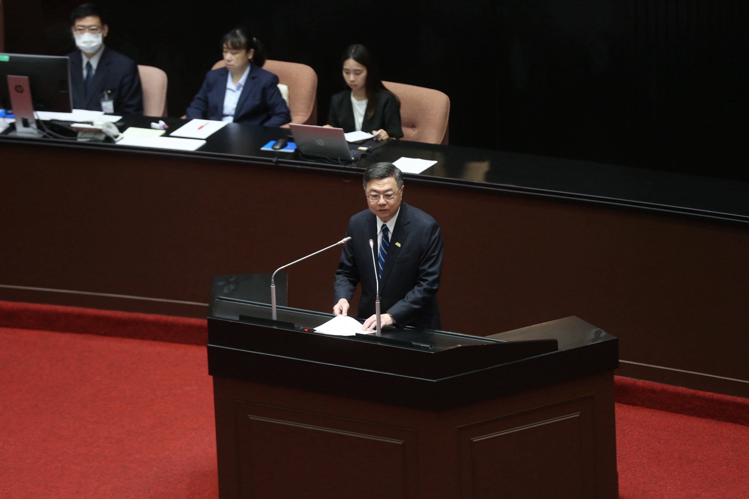 卓榮泰今天在立法院時，透露最快11月中就能普發一萬元現金，不過仍得等立法院通過程序。（鏡報董孟航攝）