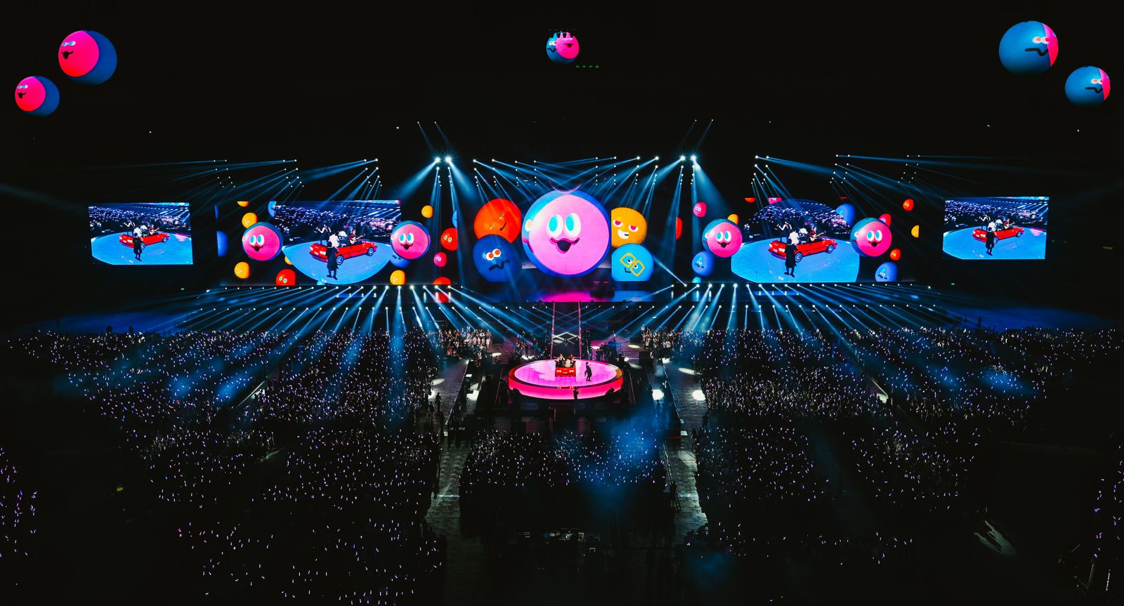 五月天大巨蛋演唱會舞台升級，連舞台飄浮小球都新增五顆，非常壯觀。（相信音樂提供）