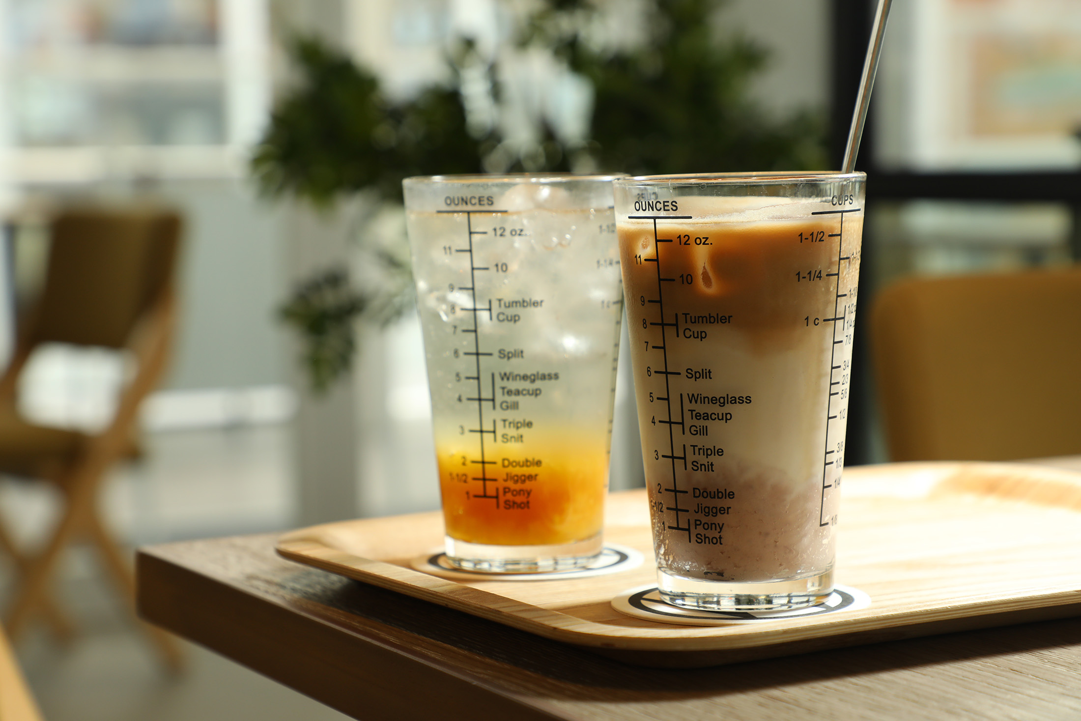 日月町人氣咖啡館「WIRED CAFÉ」供應口味獨特的「冰芋泥拿鐵」(右,180元/杯)與酸甜爽口的「鳳梨氣泡飲」(左,160元/杯)。