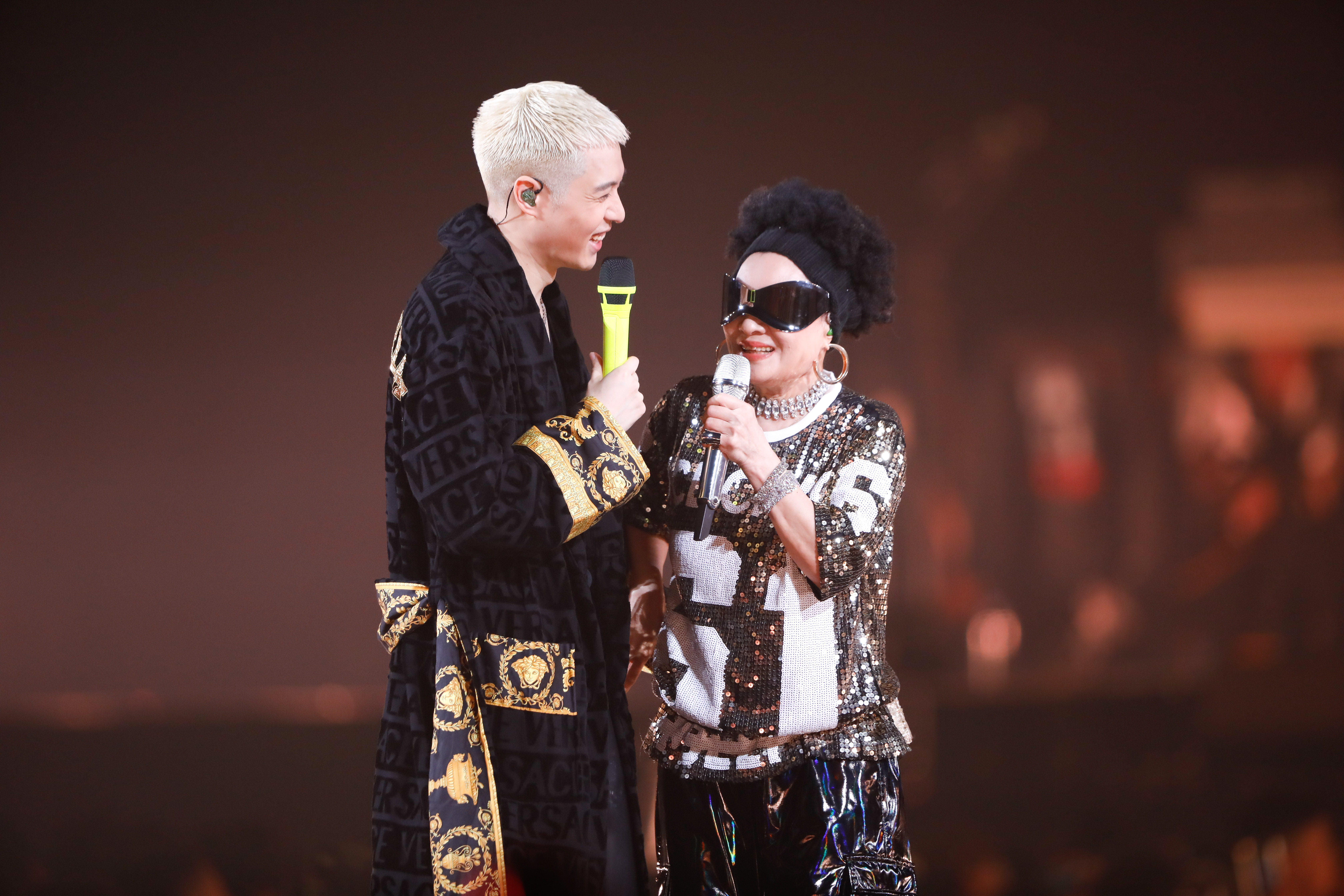 本刊報導見光之後，網路上關於周湯豪、比莉的負面傳聞持續不斷。