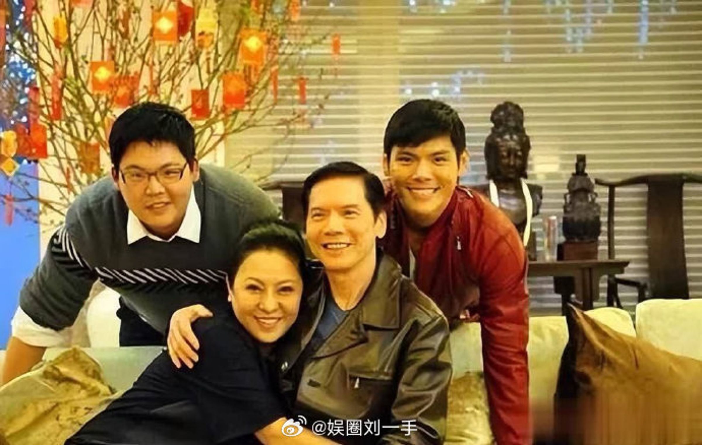 向佐（右1）替弟弟向佑（左1）不為父母所愛抱不平，甚至表示願意分一半財產給對方。（微博圖片）