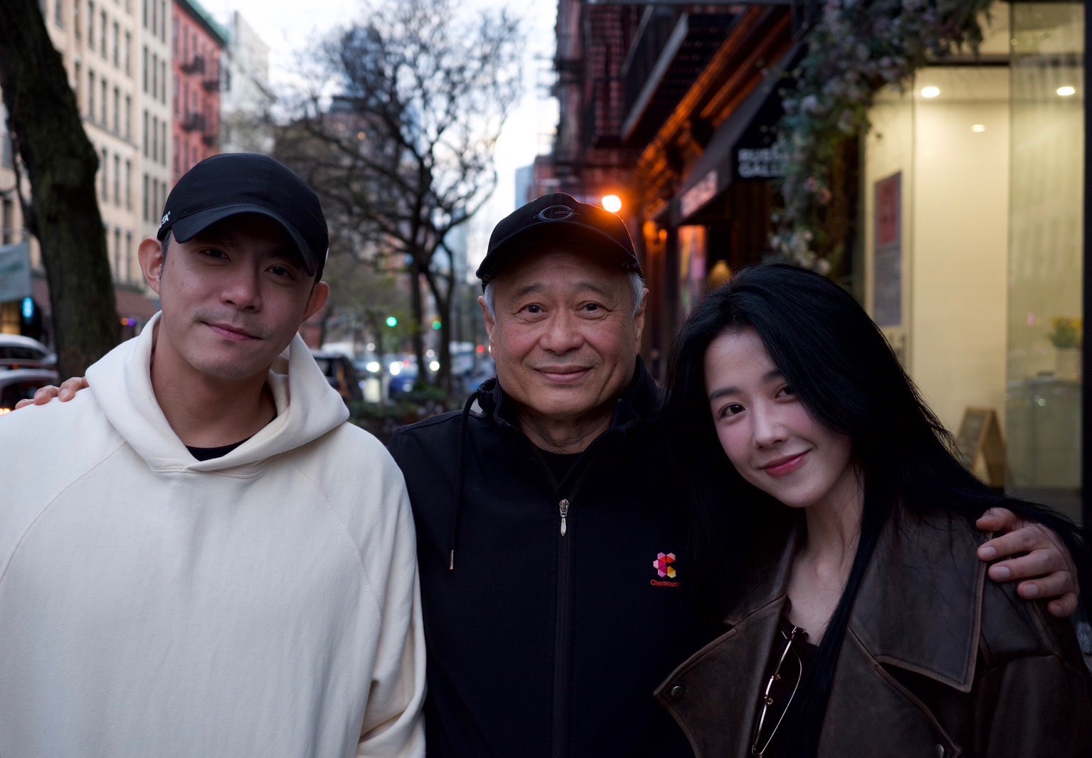 李安導演特地邀請邵雨薇、王柏傑和劇組人員紐約聚餐。（南瓜電影提供）