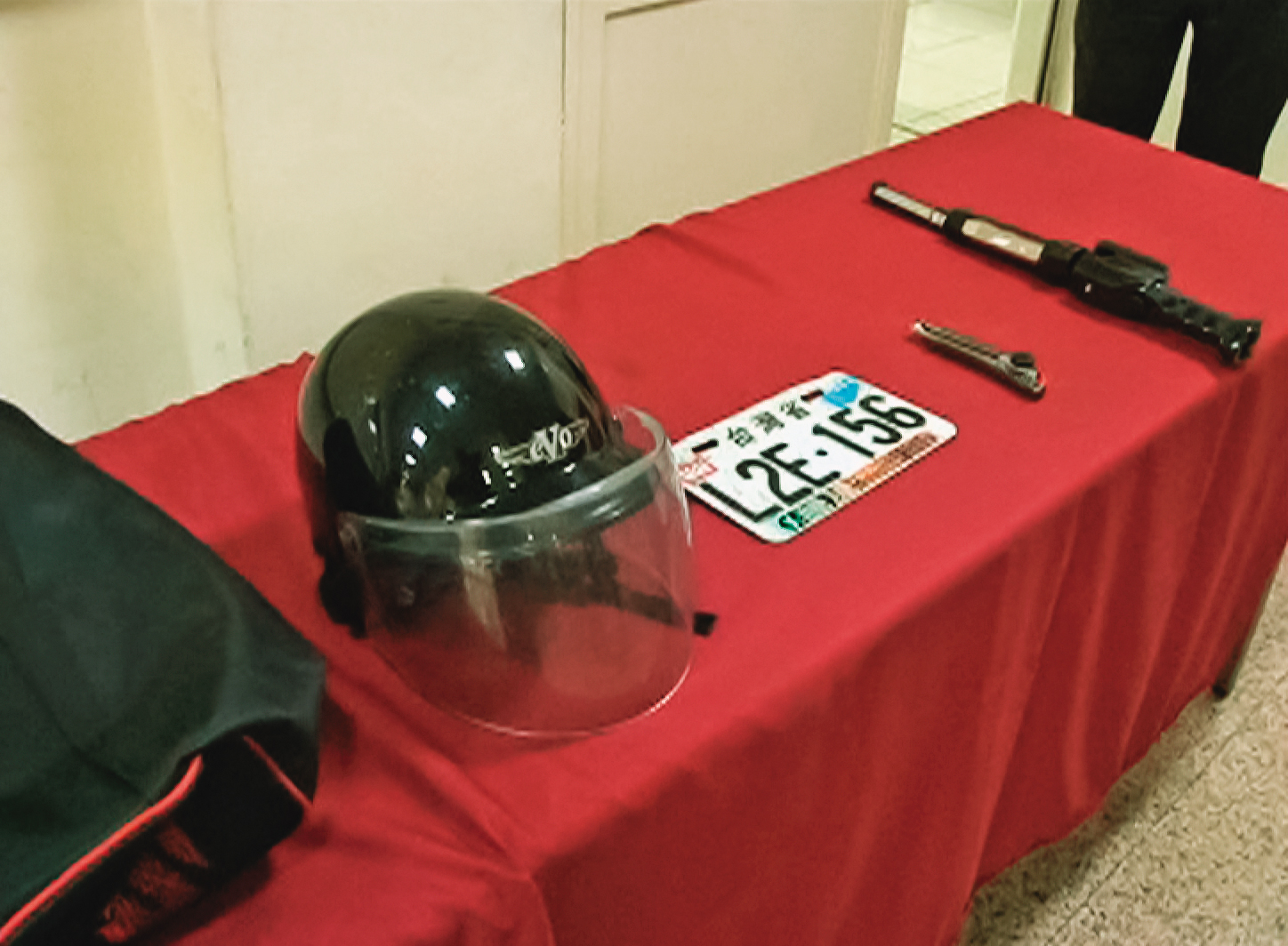 警方在鍾男家中搜出安全帽、美工刀等做案工具,讓他只能坦承犯案。(東森新聞提供)
