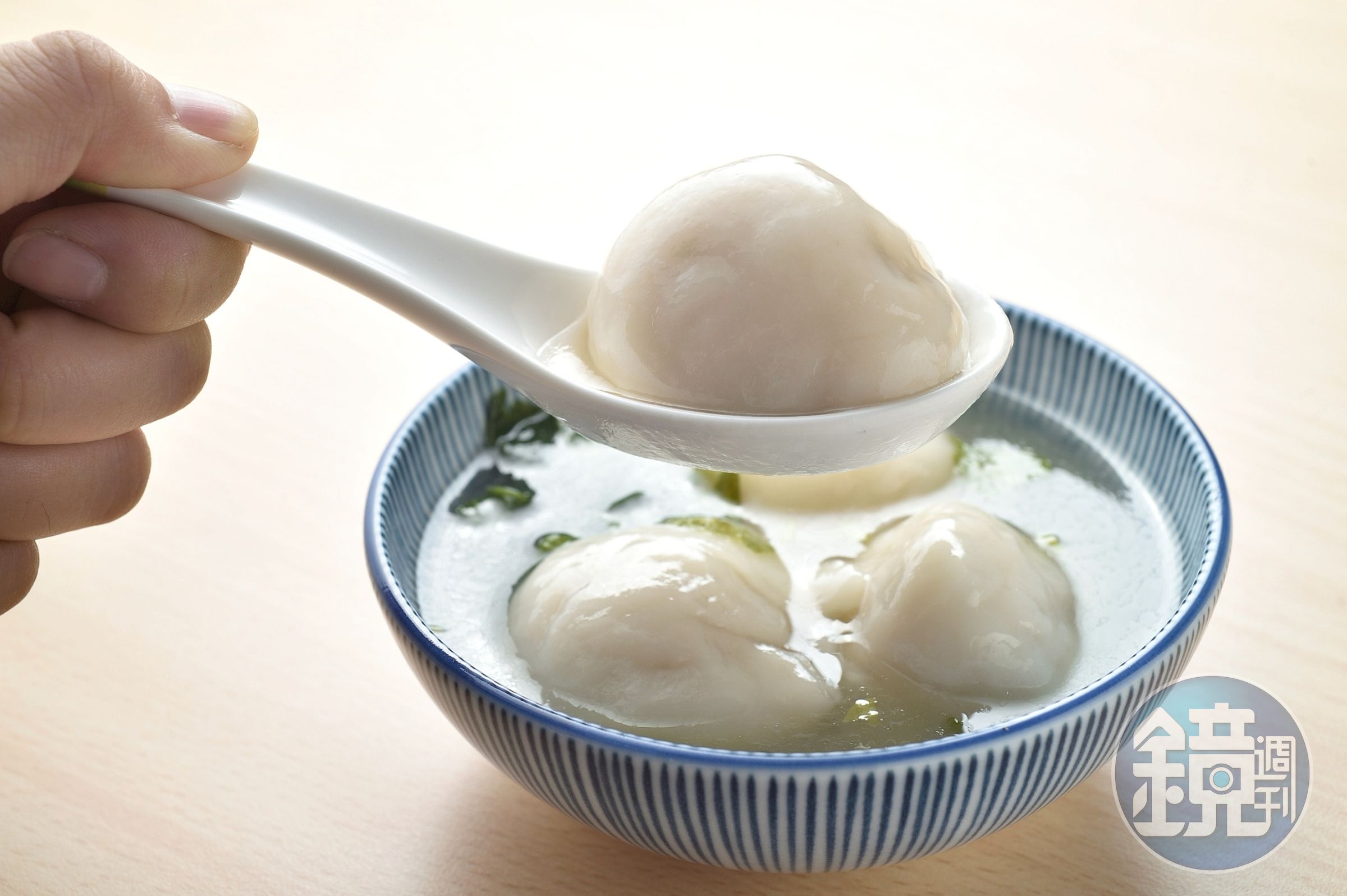 富久湯圓大王的鮮肉湯圓外皮Q彈軟嫩，內餡則像一顆飽滿的肉丸，咬下瞬間，鮮美肉汁在口中迸發，搭配清淡的大骨湯頭，擄獲了無數饕客的味蕾。