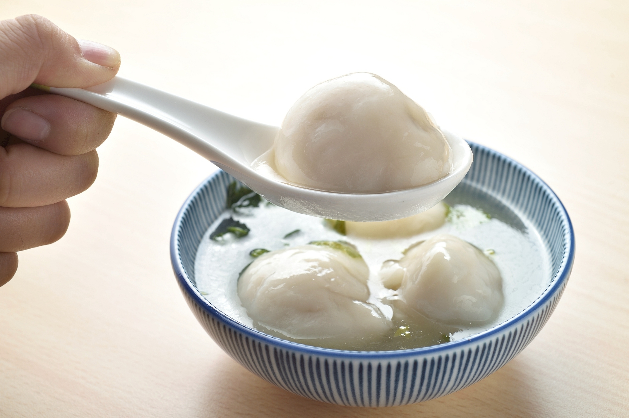 富久湯圓大王的鮮肉湯圓外皮Q彈軟嫩，內餡則像一顆飽滿的肉丸，咬下瞬間，鮮美肉汁在口中迸發，搭配清淡的大骨湯頭，擄獲了無數饕客的味蕾。