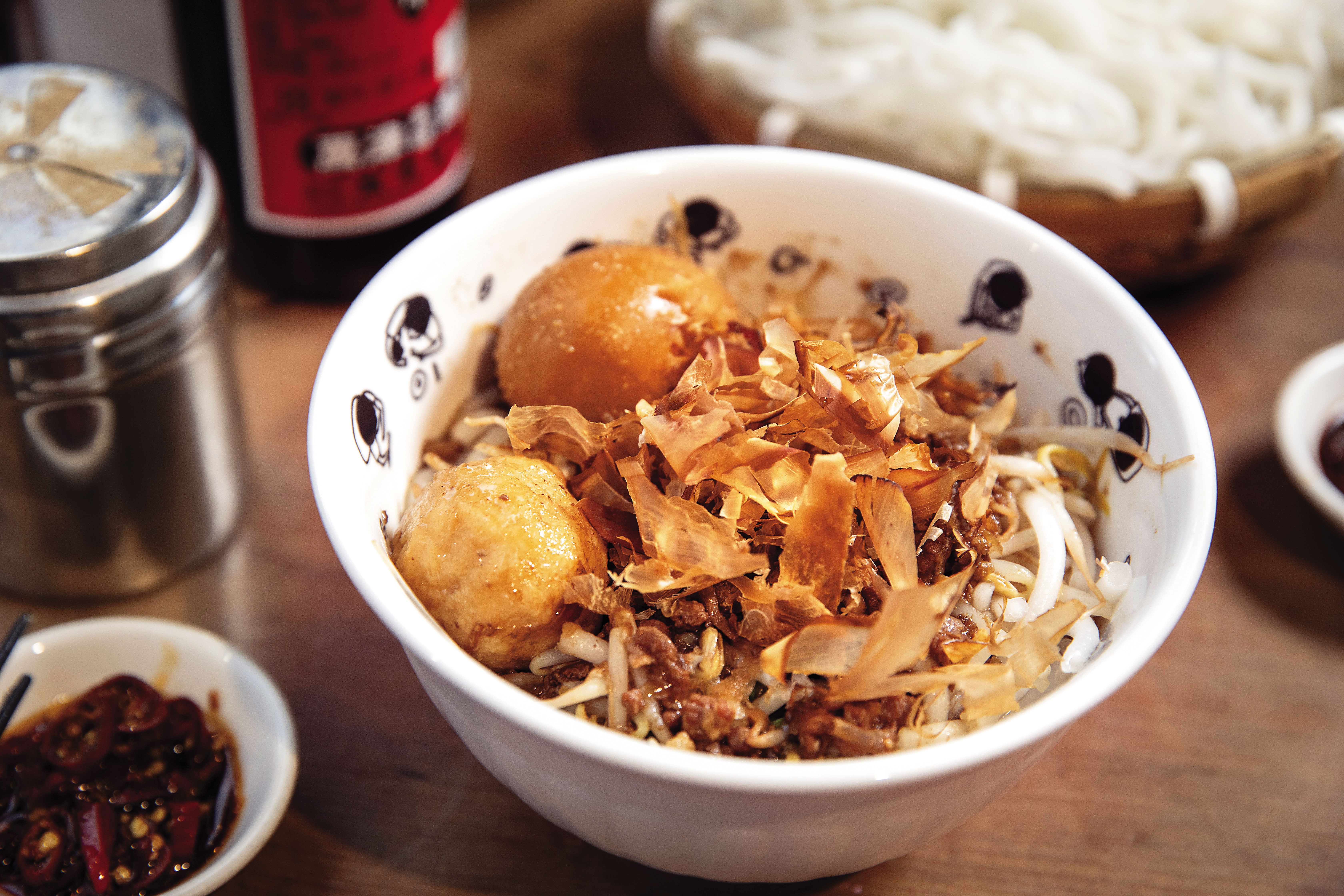 這一碗「米苔目」飄香超過半世紀，熟門熟路的老饕懂得要求客製化口味，手作魚丸是少不了的配角。（米苔目55元／碗，魚丸10元／顆）