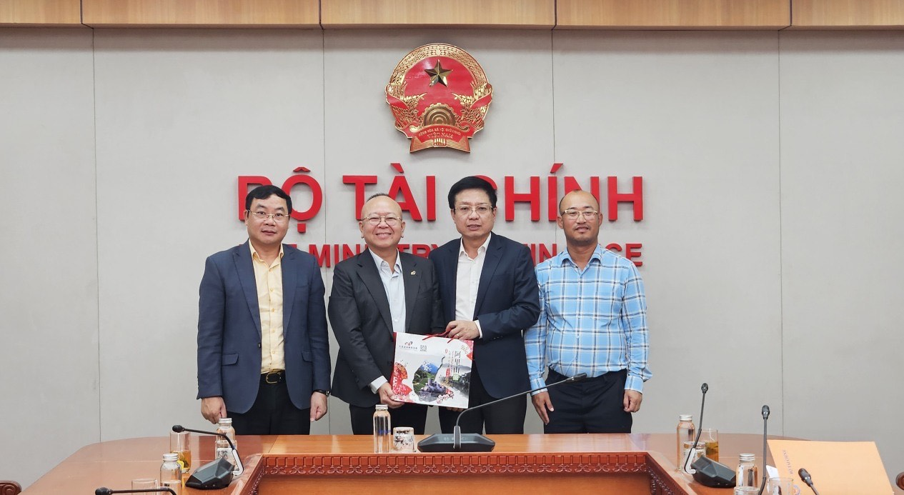 天逸集團董事長温峰泰（左2）與越南財政部副部長胡士雄舉行會談。（翻攝天逸集團臉書）