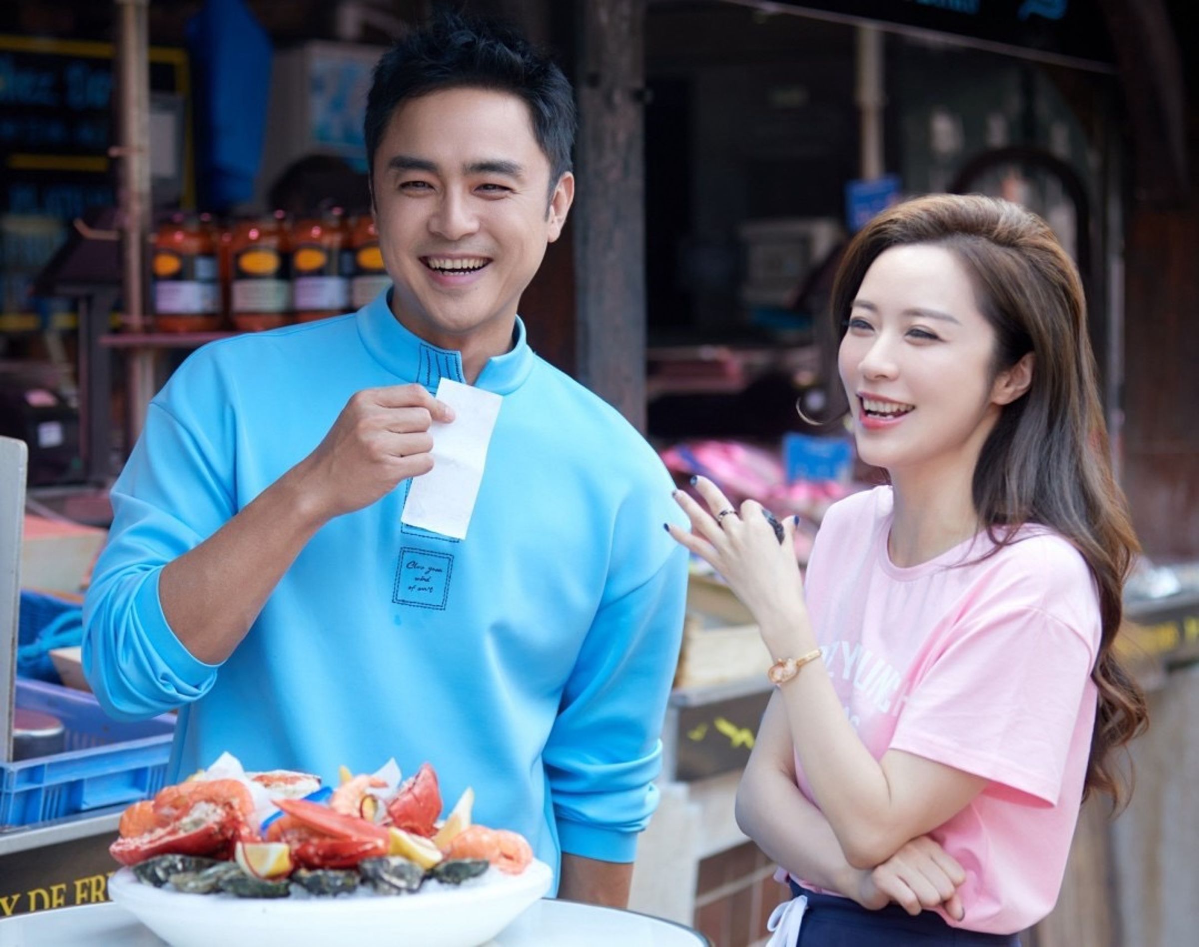 明道日前到法國與COZY PUNCH品牌摯友韓韓（右）為COZY PUNCH巴黎海外店開幕現身，引起轟動話題。（鏡藝宏海提供）