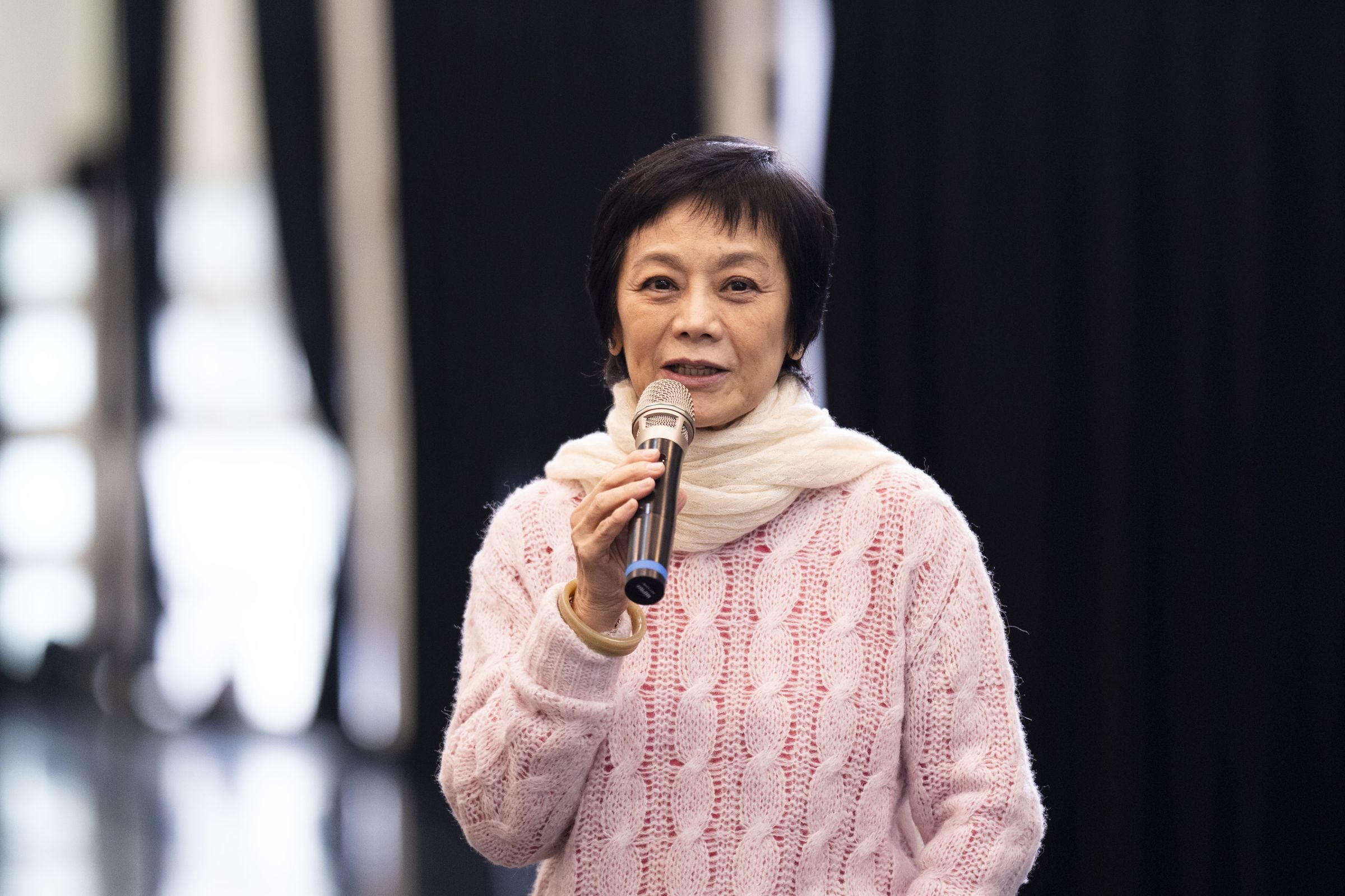 張艾嘉36年前用拍廣告酬勞成立果實文教基金會，至今培養了超過600位青年學員，她也不吝向學員分享經驗。（果實文教基金會提供）