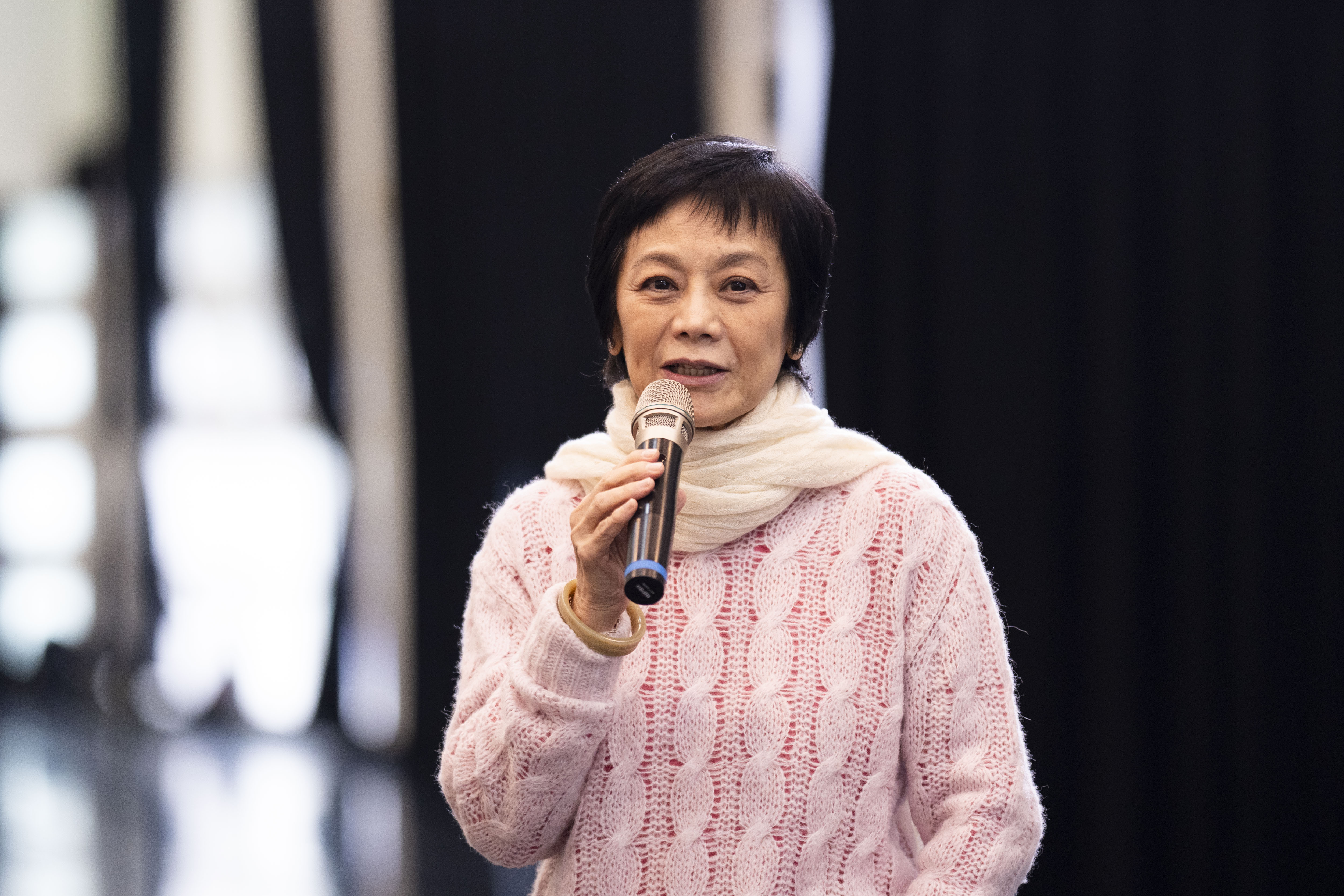 張艾嘉36年前用拍廣告酬勞成立果實文教基金會，至今培養了超過600位青年學員，她也不吝向學員分享經驗。（果實文教基金會提供）