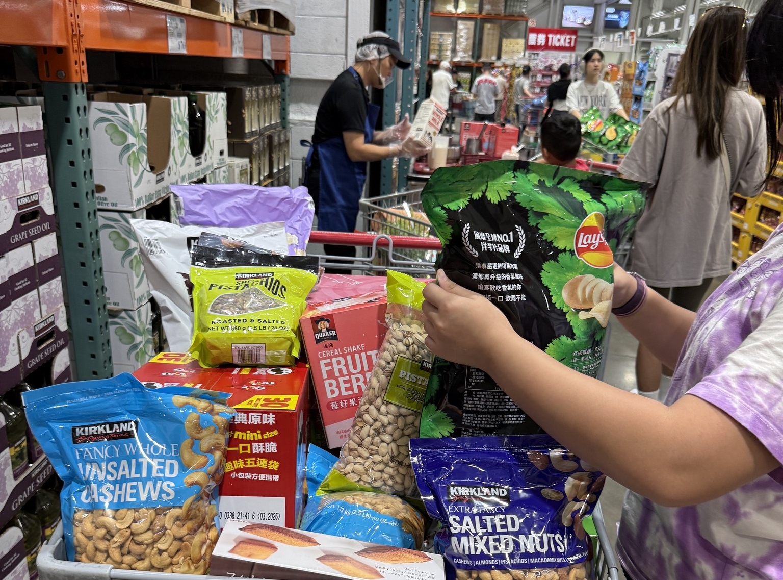 網友分享好市多賣場搶購盛況，不少人對這次中元檔期降價幅度很有感。（翻攝「Costco好市多 商品經驗老實說」）