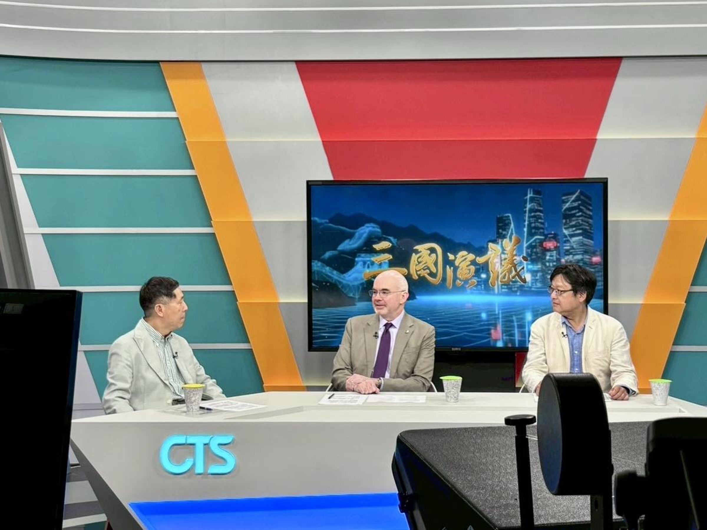 谷立言(中)接受電視專訪,他認為兩岸對話與保持嚇阻能力並不衝突,要有足夠的嚇阻能力才有助於比較平等的對話。(翻攝自AIT臉書)