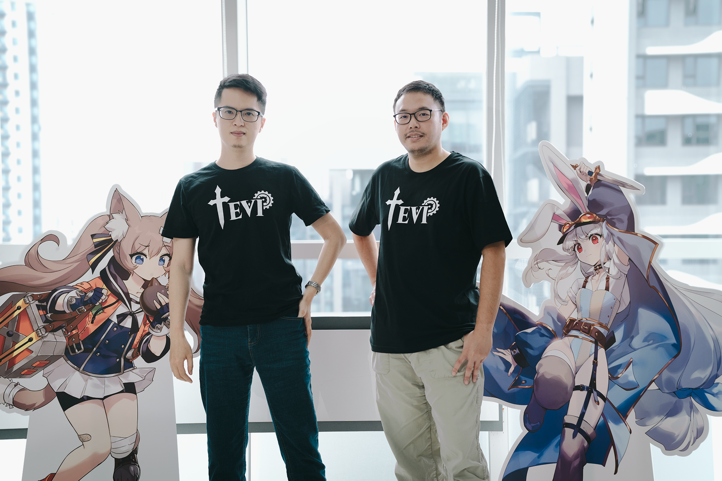 《TEVI》製作人Waero（左）負責規劃、監督開發專案的進行，酷思特文創執行長David（右）擬定後續行銷策略方向。（酷思特文創提供）