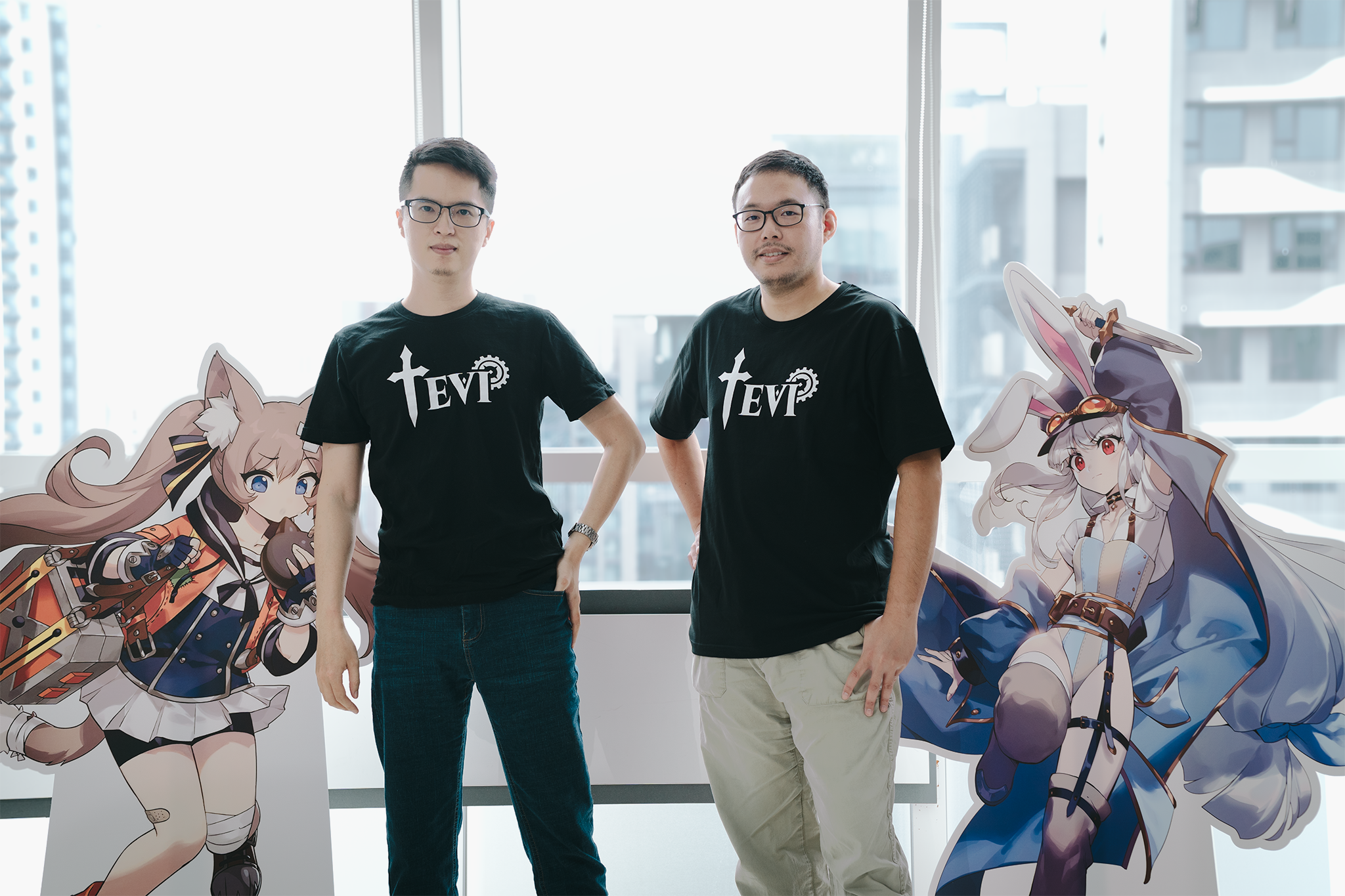 《TEVI》製作人Waero(左)負責規劃、監督開發專案的進行,酷思特文創執行長David(右)擬定後續行銷策略方向。(酷思特文創提供)